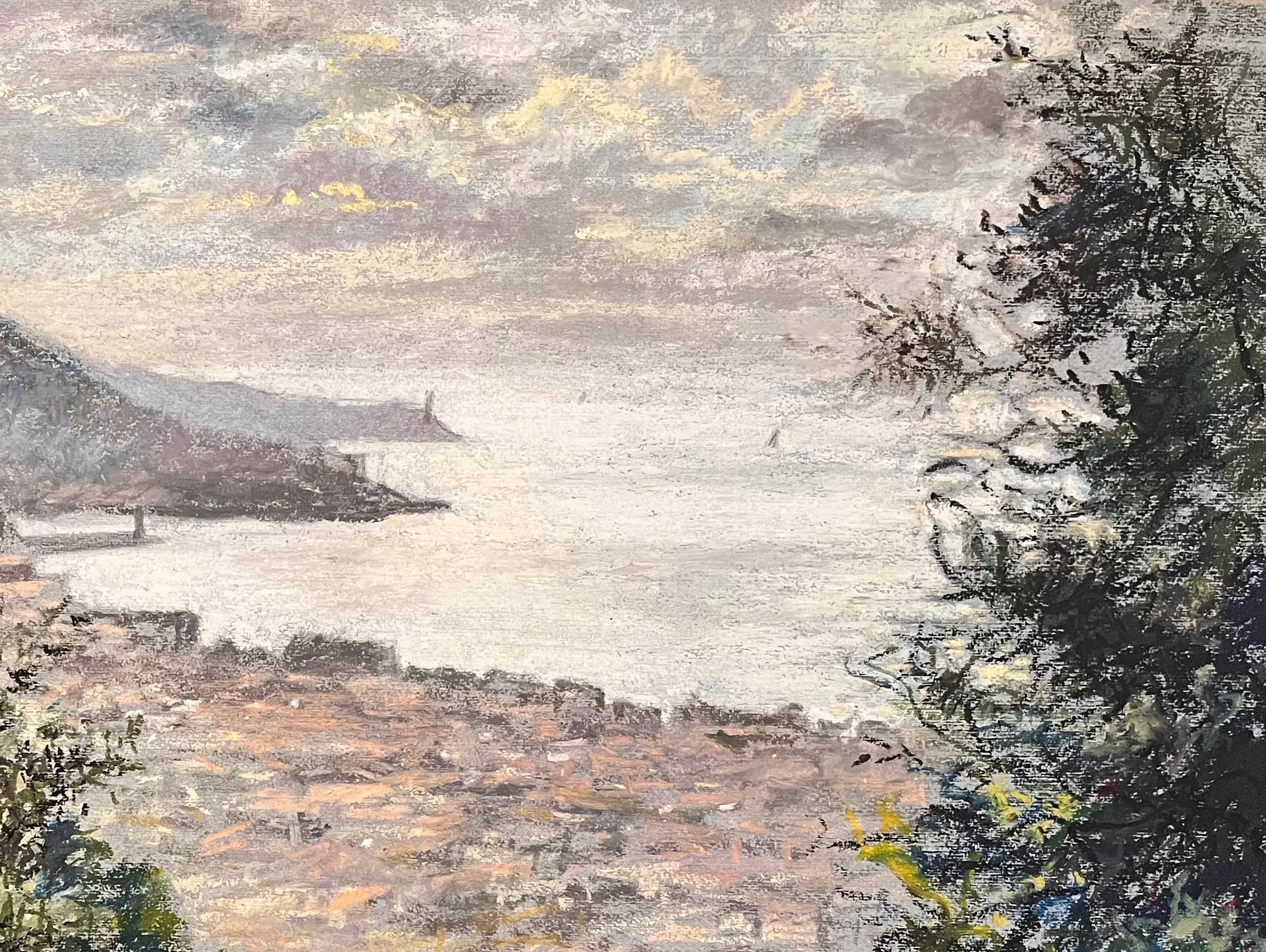 Französische pastellfarbene Zeichnung einer Küstenstadt aus der Mitte des Jahrhunderts mit Hügeln mit Blick auf das Meer (Braun), Landscape Art, von Josine Vignon