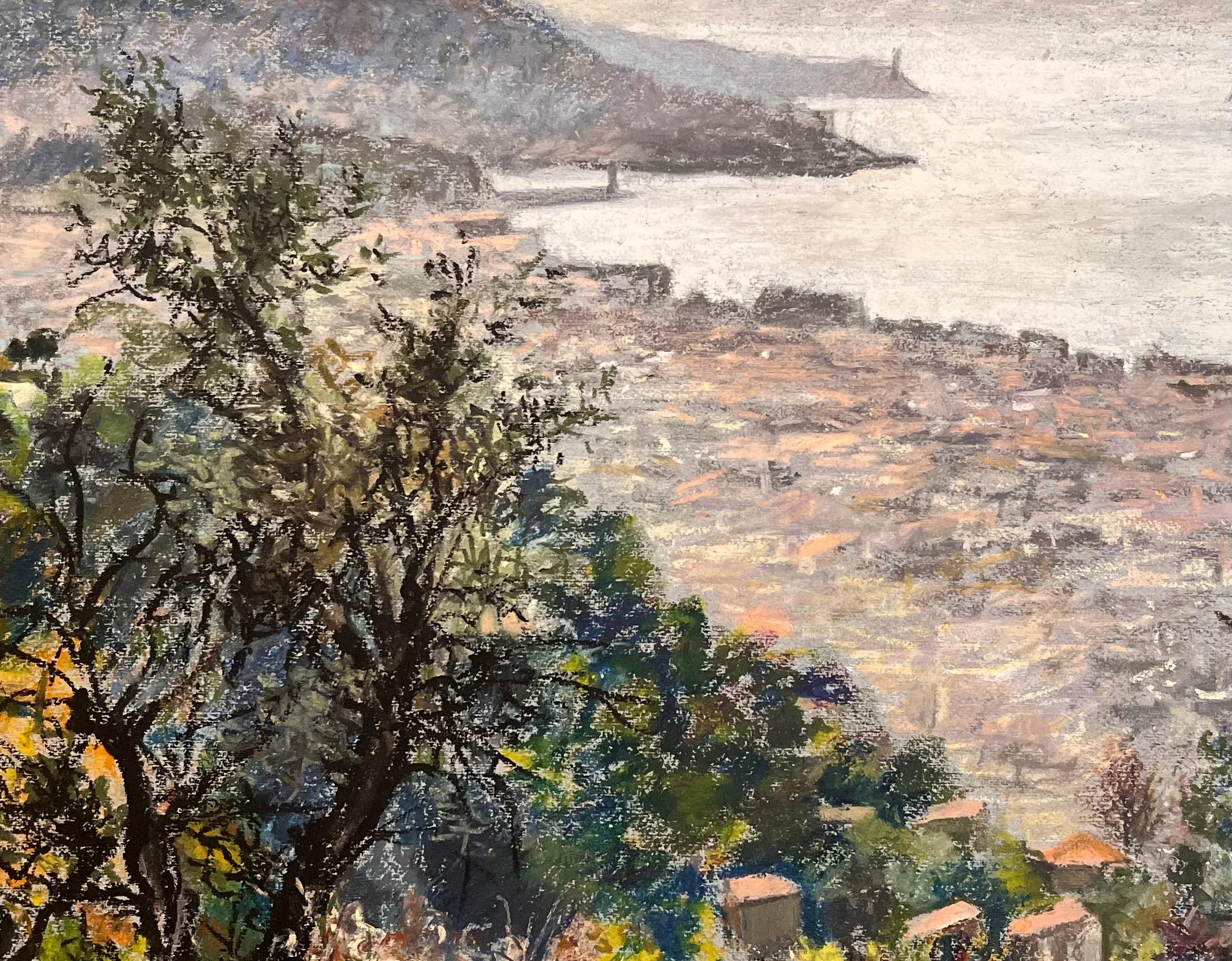 Französische pastellfarbene Zeichnung einer Küstenstadt aus der Mitte des Jahrhunderts mit Hügeln mit Blick auf das Meer im Angebot 2