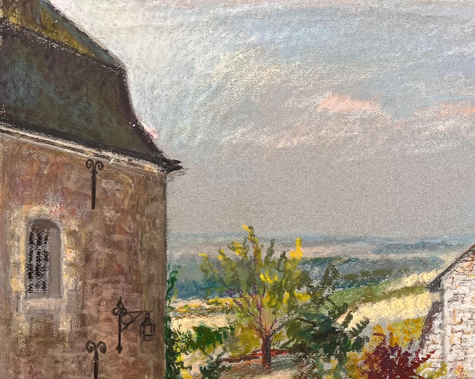 Disegno a pastello di metà secolo francese di un cortile con edifici in pietra e giardino - Painting di Josine Vignon
