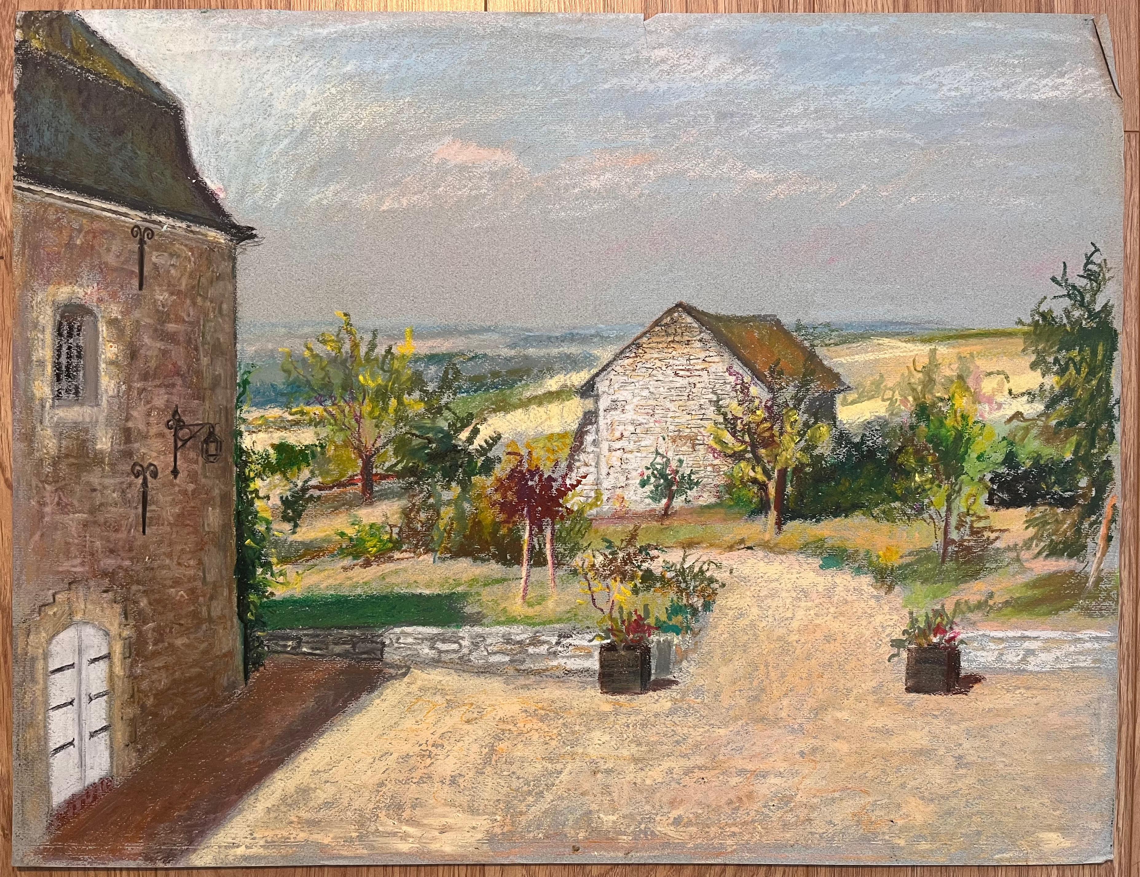 Disegno a pastello di metà secolo francese di un cortile con edifici in pietra e giardino - Painting Impressionismo di Josine Vignon