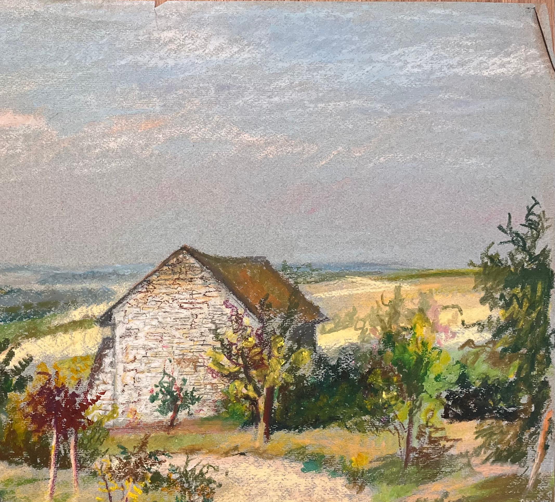 Disegno a pastello di metà secolo francese di un cortile con edifici in pietra e giardino - Landscape Painting Marrone di Josine Vignon