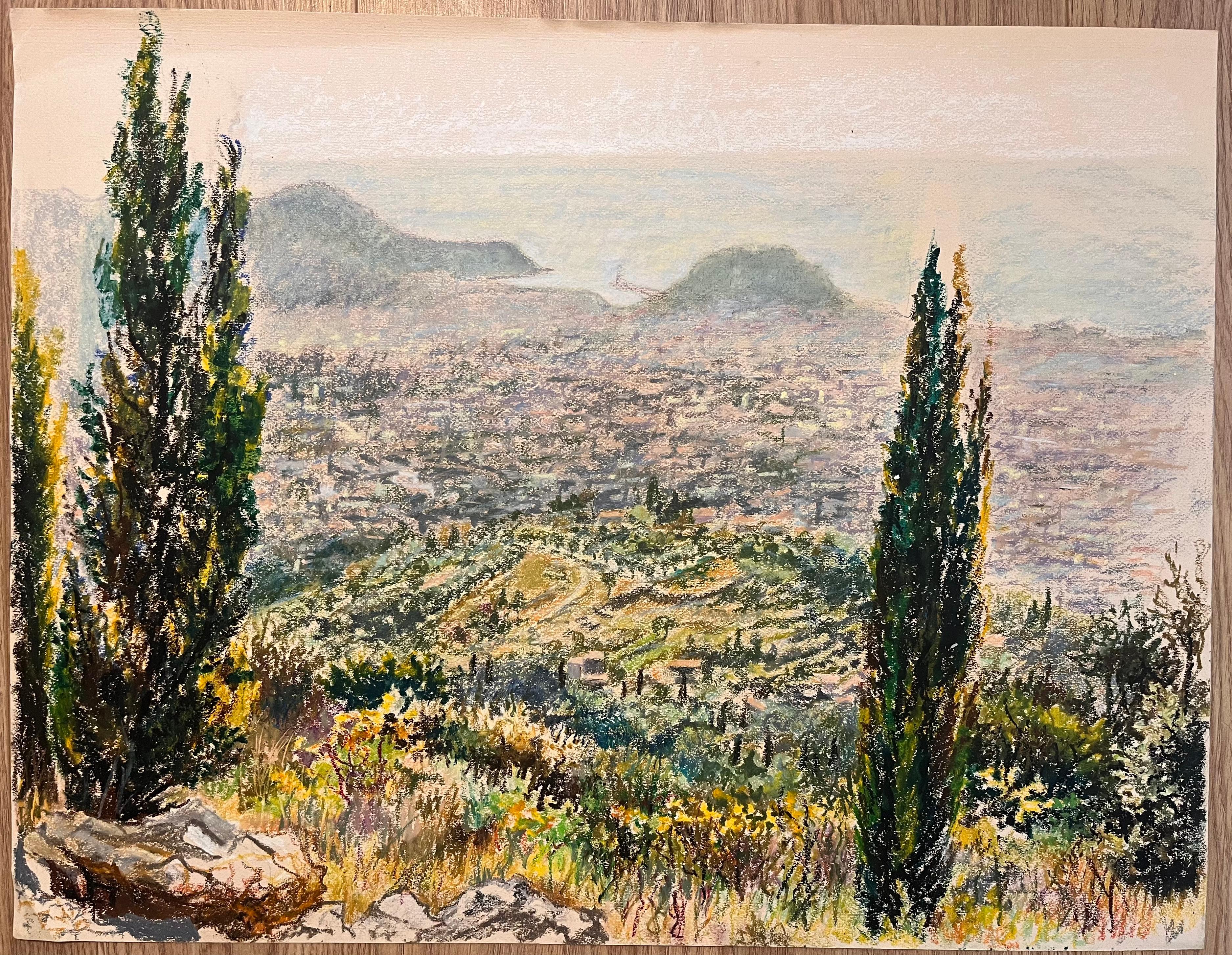 Dessin au pastel français du milieu du siècle représentant une vue lointaine d'une colline avec des cyprès - Art de Josine Vignon