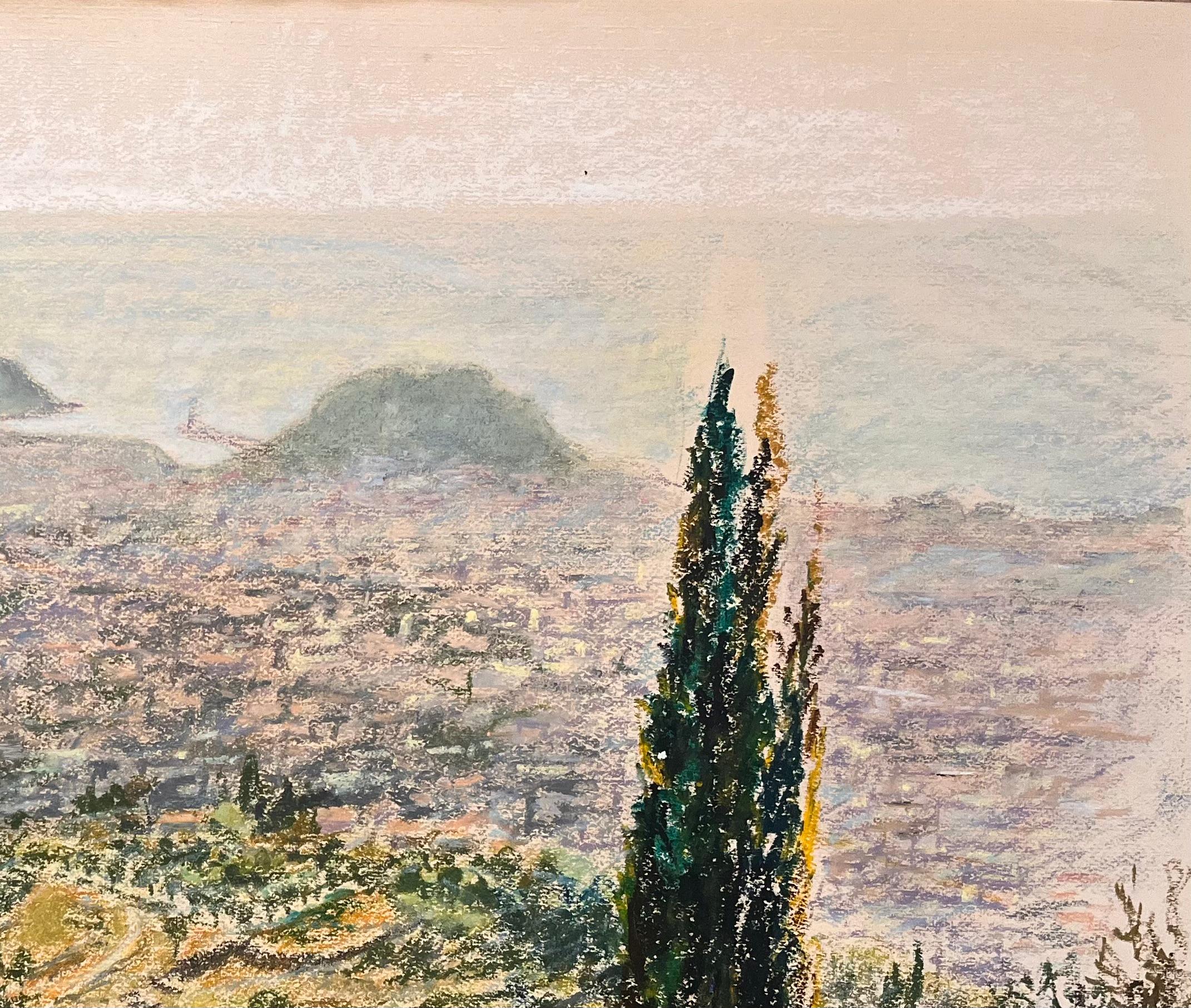 Dessin au pastel français du milieu du siècle représentant une vue lointaine d'une colline avec des cyprès - Beige Landscape Art par Josine Vignon