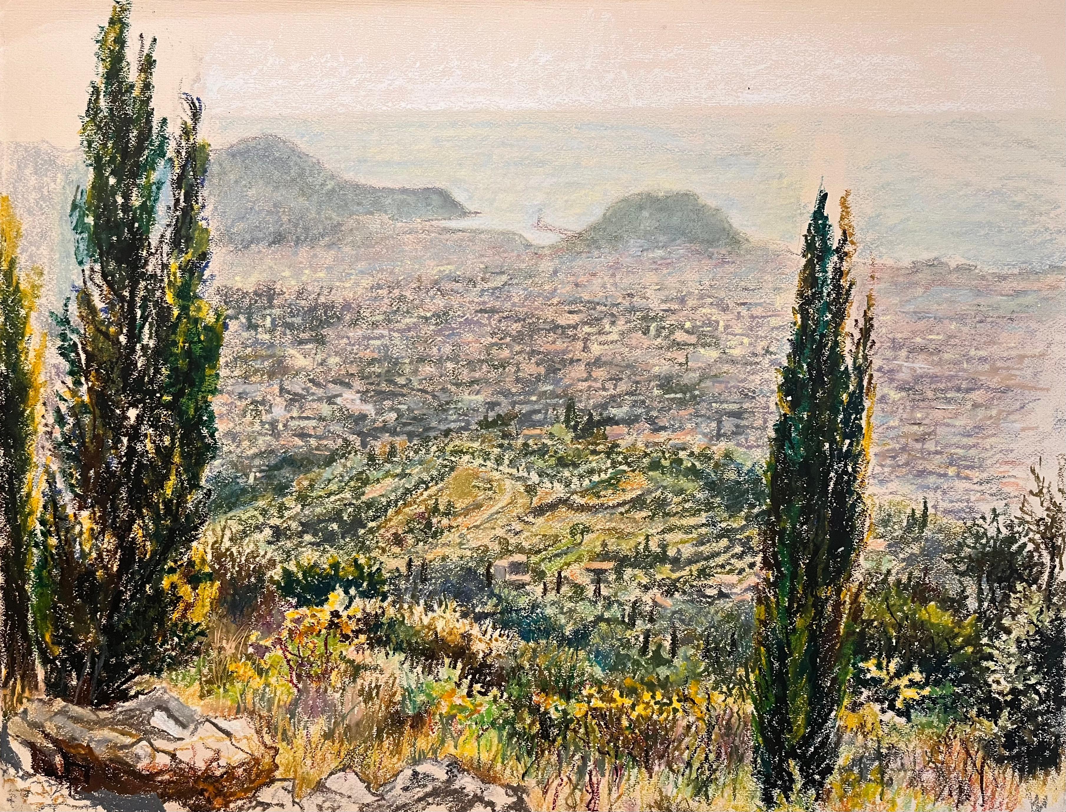 Landscape Art Josine Vignon - Dessin au pastel français du milieu du siècle représentant une vue lointaine d'une colline avec des cyprès