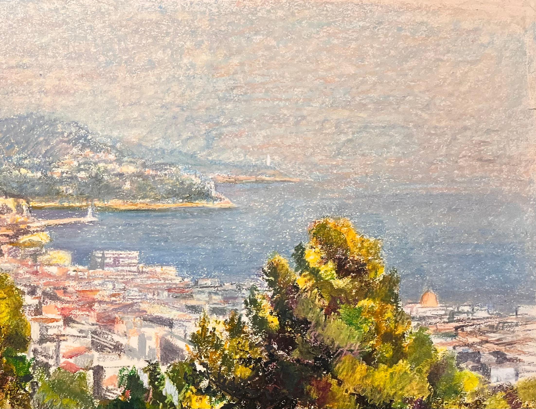 Dessin au pastel du milieu du siècle représentant une ville et une vue de la mer avec des arbres ensoleillés - Beige Landscape Art par Josine Vignon