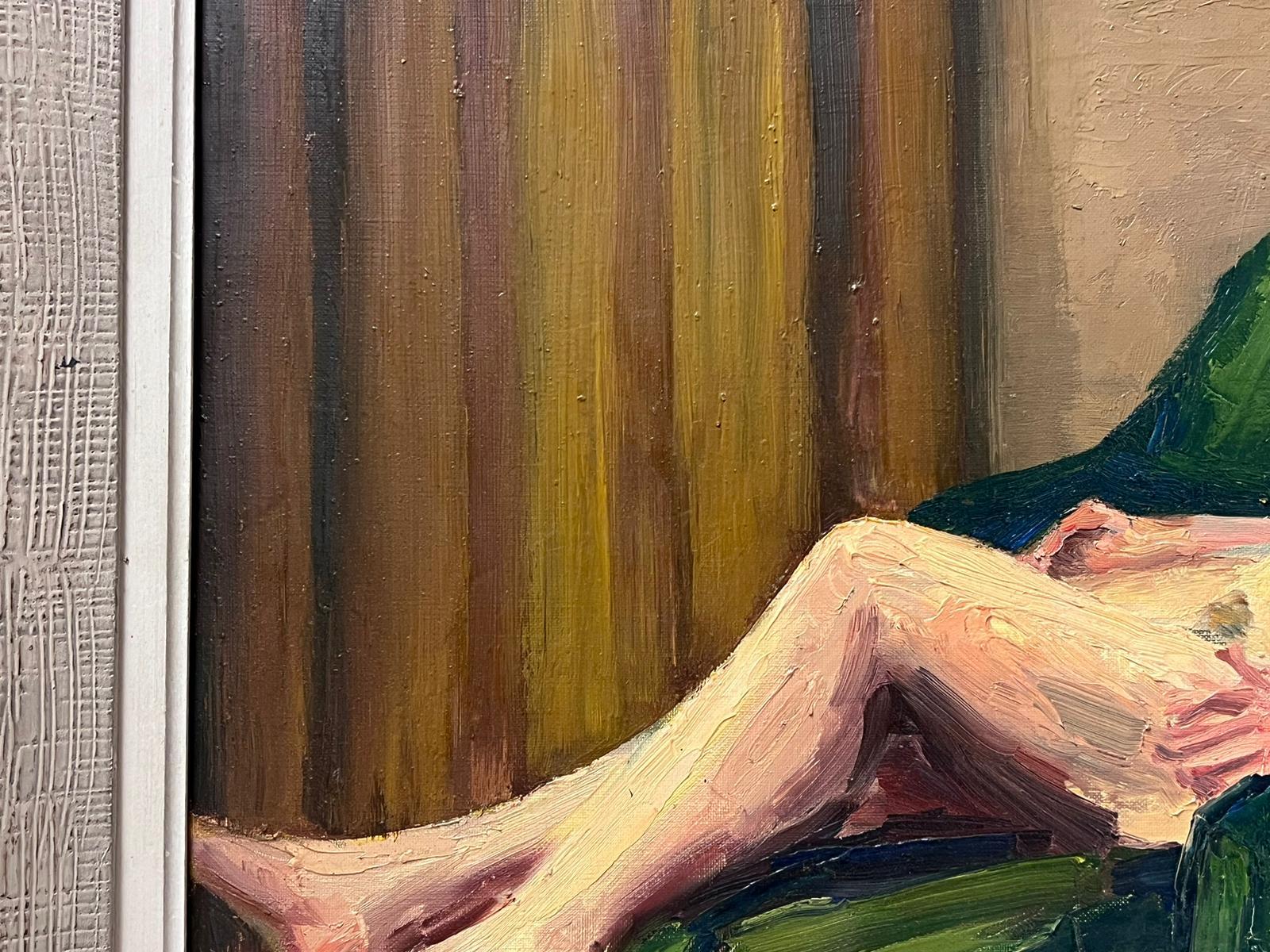 Modèle nu couché sur un canapé vert post-impressionniste français des années 1950, signé - Marron Nude Painting par Josine Vignon