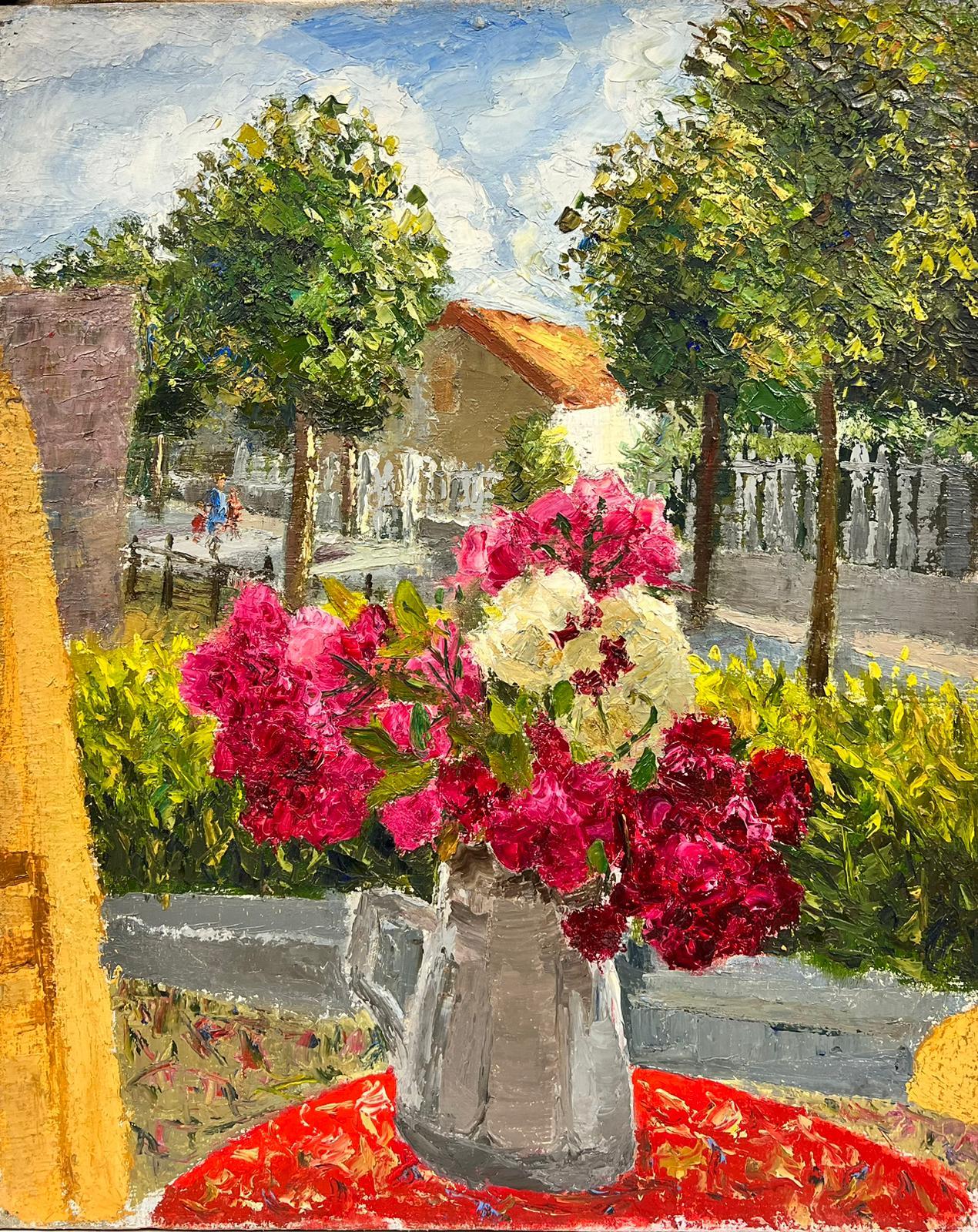 Fleurs roses et blanches dans un vase dans la rue française Table à l'huile épaisse Impasto - Painting de Josine Vignon