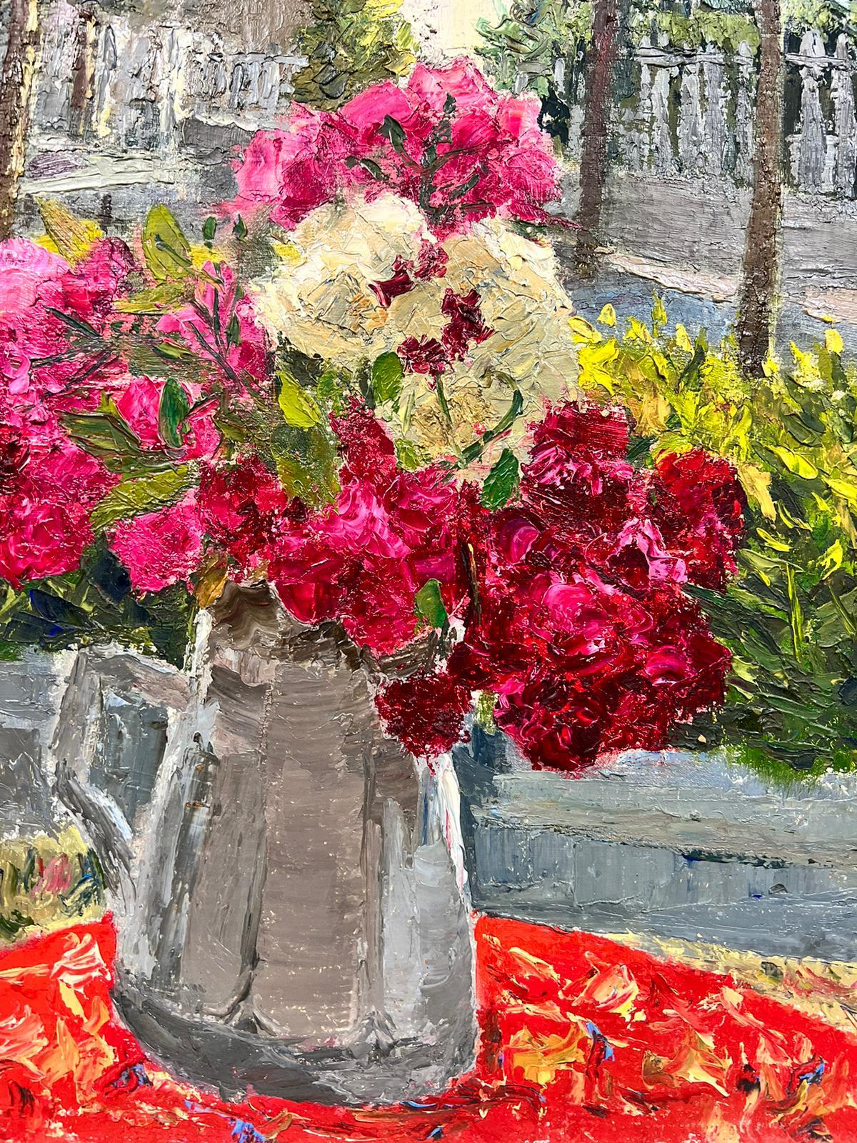Fleurs roses et blanches dans un vase dans la rue française Table à l'huile épaisse Impasto en vente 5