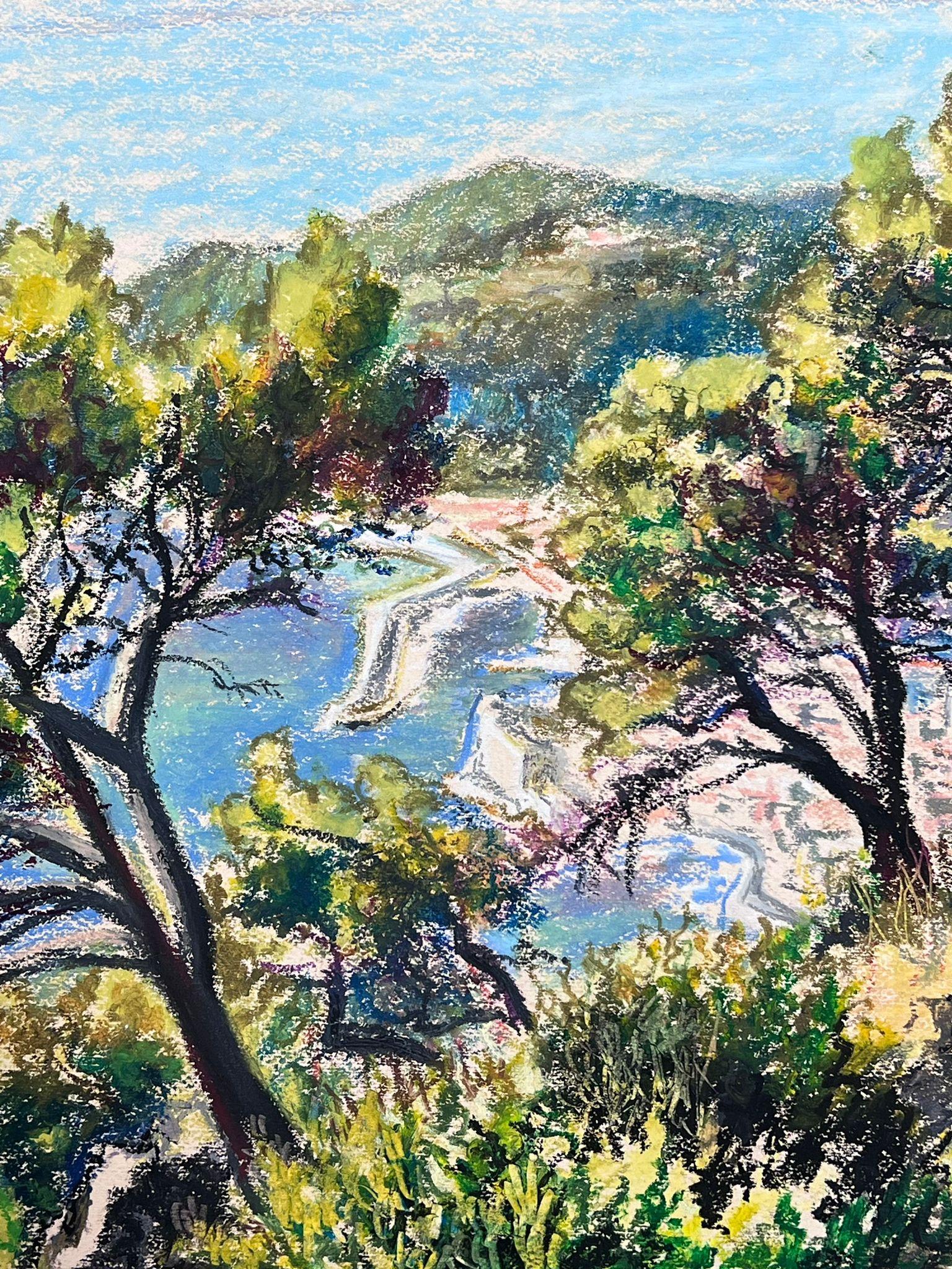 Le sud de la France, grande vue sur la mer, Pastel impressionniste français des années 1970  - Painting de Josine Vignon