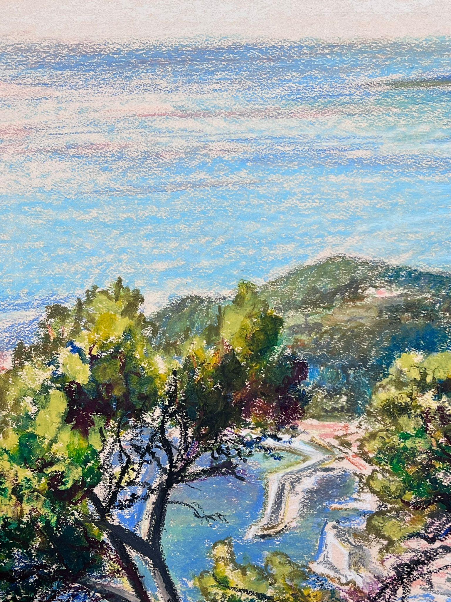 Le sud de la France, grande vue sur la mer, Pastel impressionniste français des années 1970  - Impressionnisme Painting par Josine Vignon