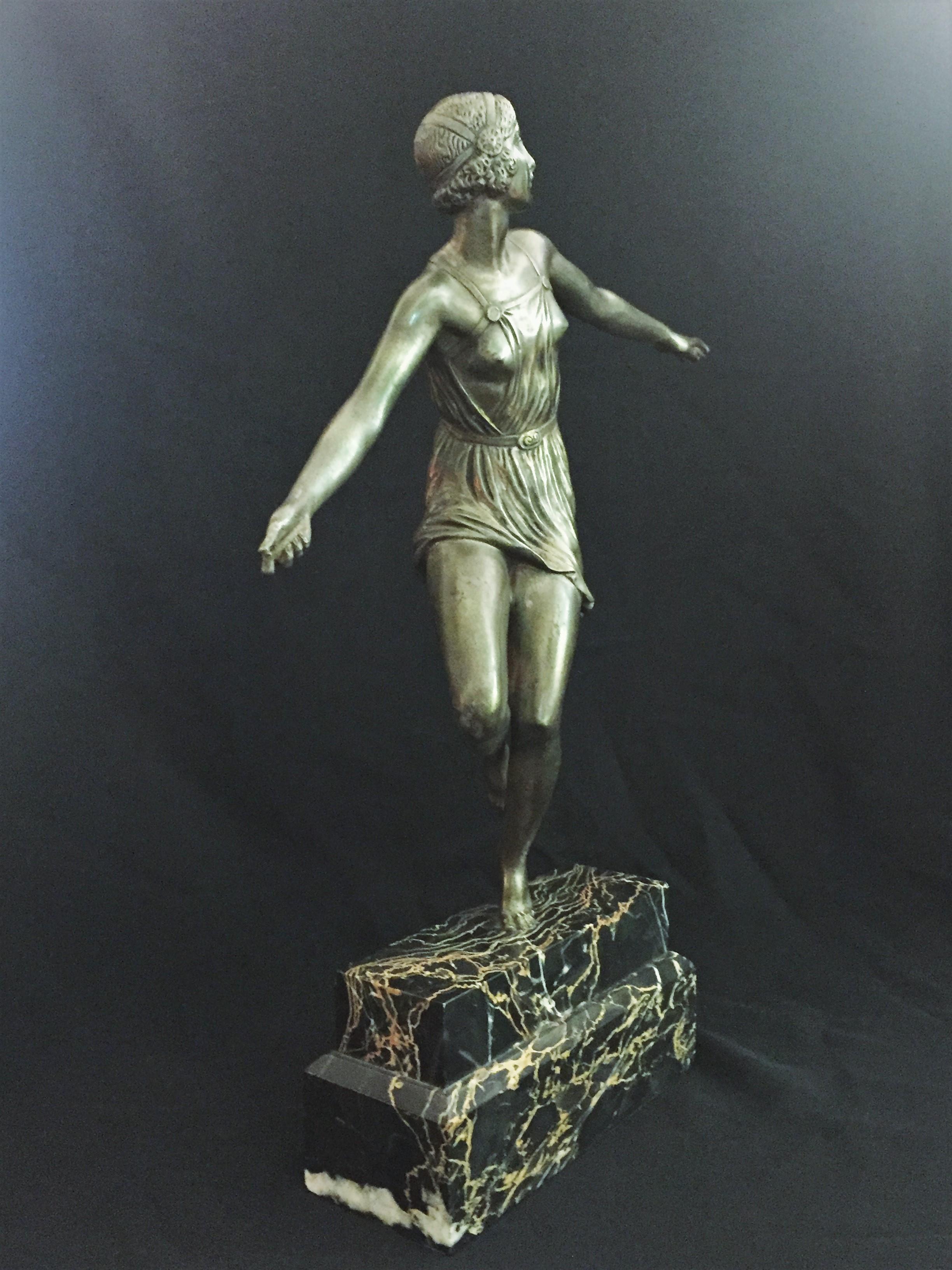 Belle grande sculpture française en bronze argenté représentant une danseuse érotique semi-nue, signée dans le bronze : Josselin.

Base originale en marbre portorro. 

Dimensions : H 15,25
