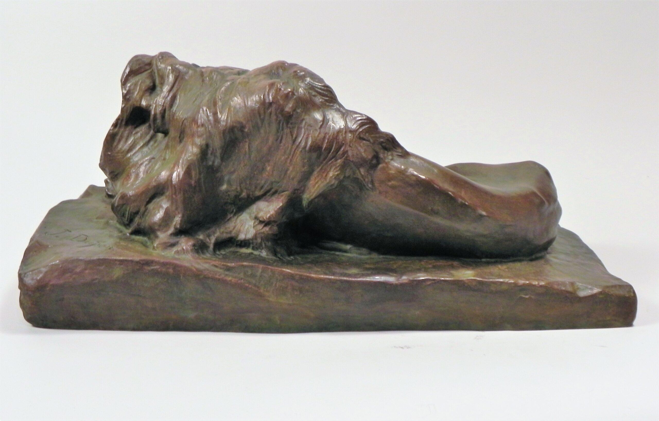 Josuë DUPON (1864-1935) Lying Lion Bronze (ca 1908) - Painting by Josuë Dupon