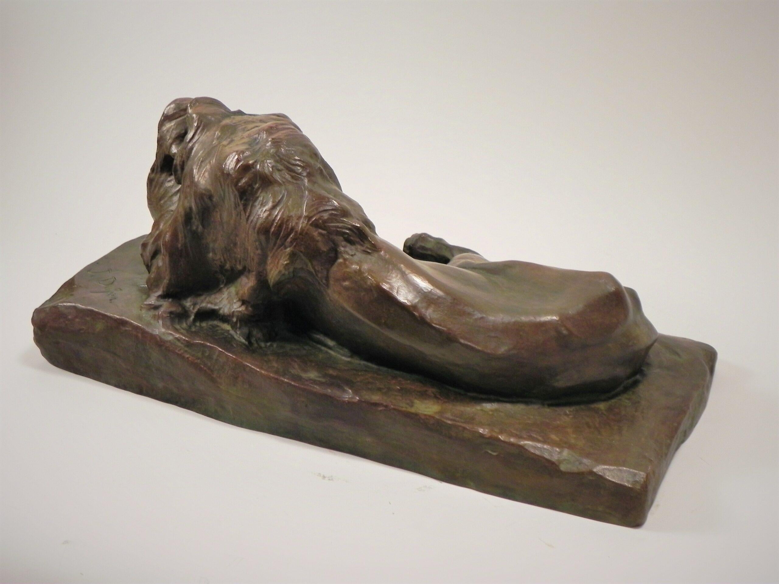 Josuë DUPON (1864-1935) Lying Lion Bronze (ca 1908) - Gold Animal Painting by Josuë Dupon