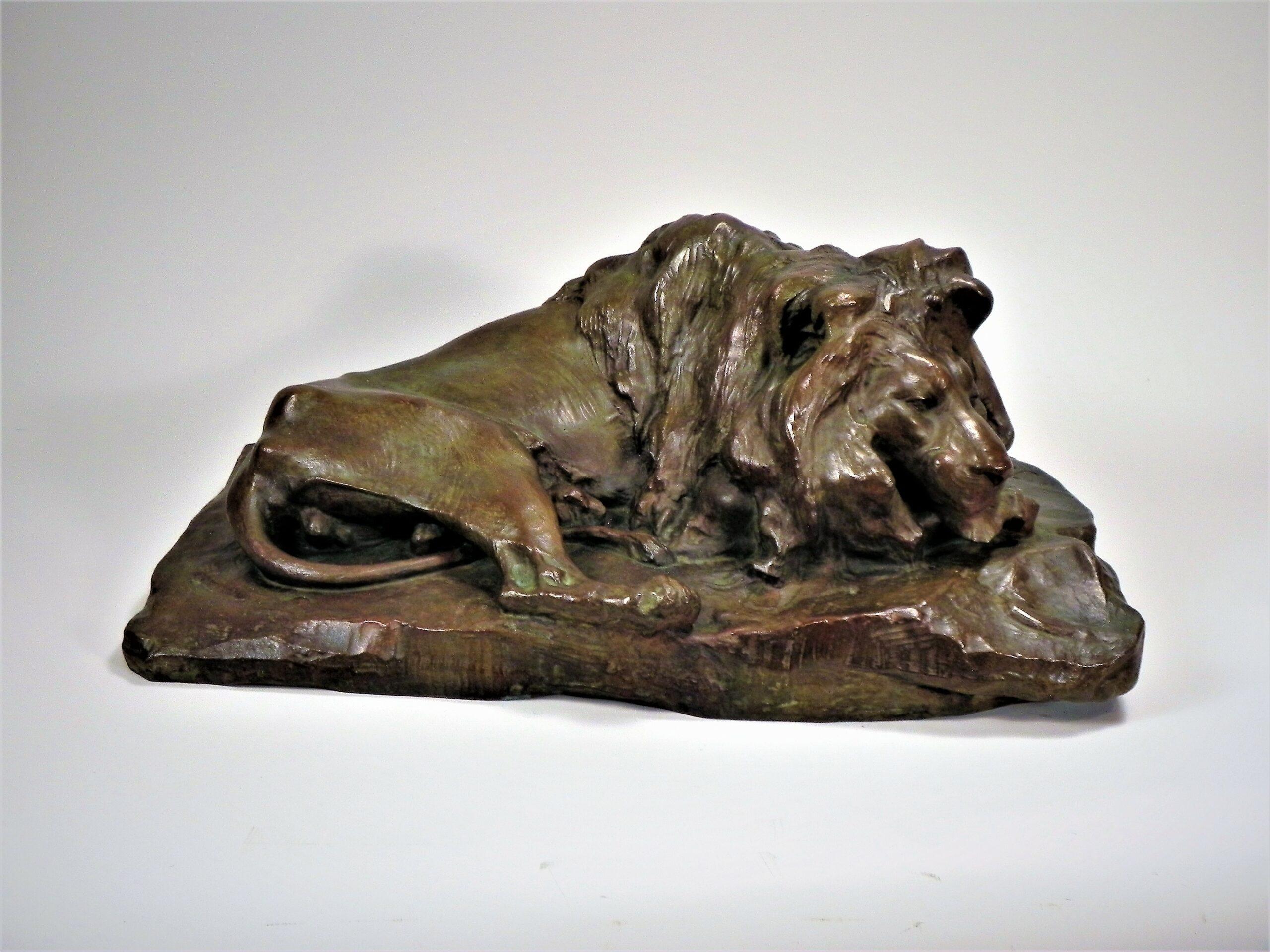 Josuë DUPON (1864-1935) Lying Lion Bronze (ca 1908) - Sculpture by Josuë Dupon