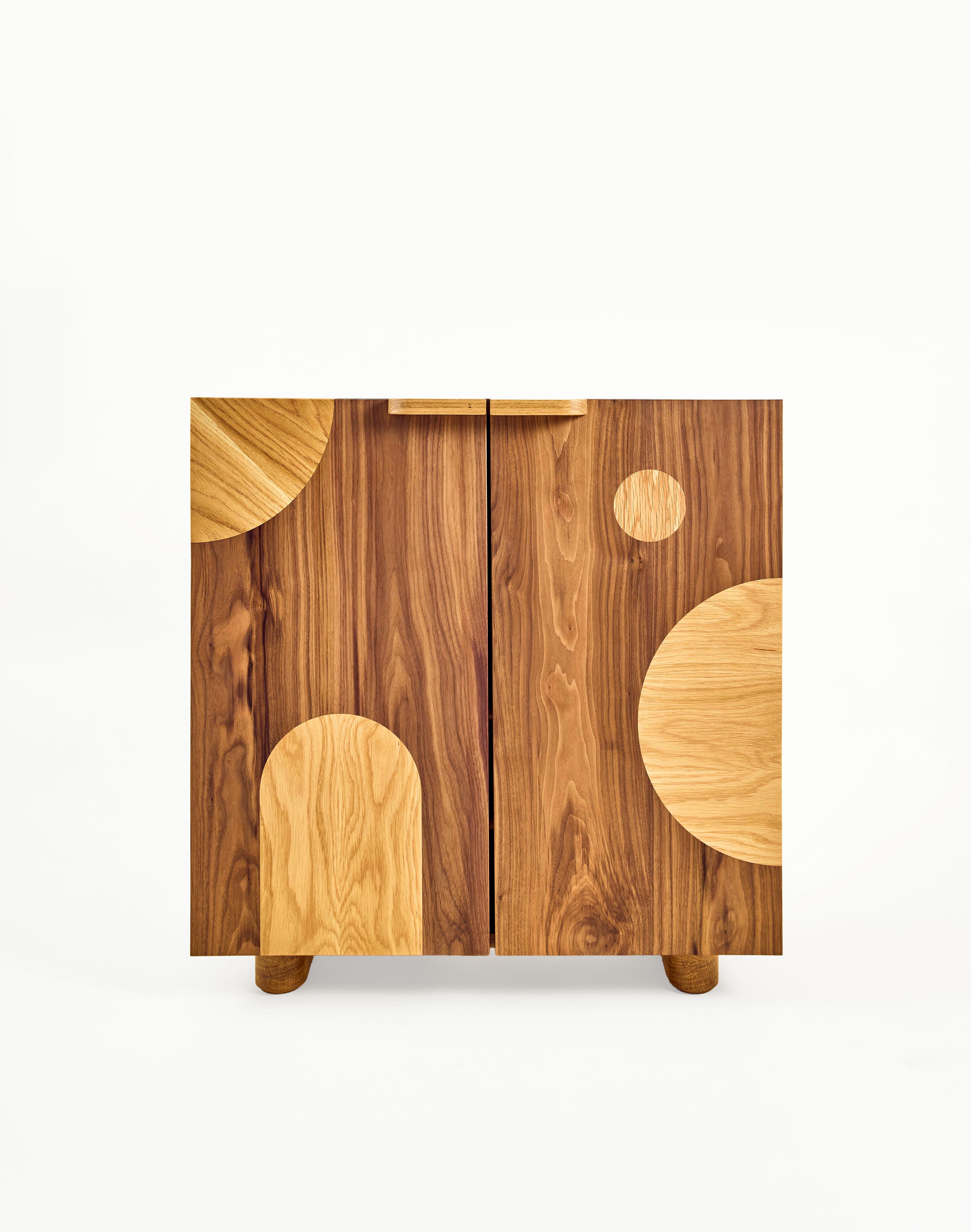 Ispirato ai tessuti Marimekko in giacenza, il mobile Jot esplora gli intarsi grafici come tecnica per valorizzare le forme. Osservando i punti in cui le linee si intersecano e divergono in modo casuale, questo pezzo gioca con il modo in cui una