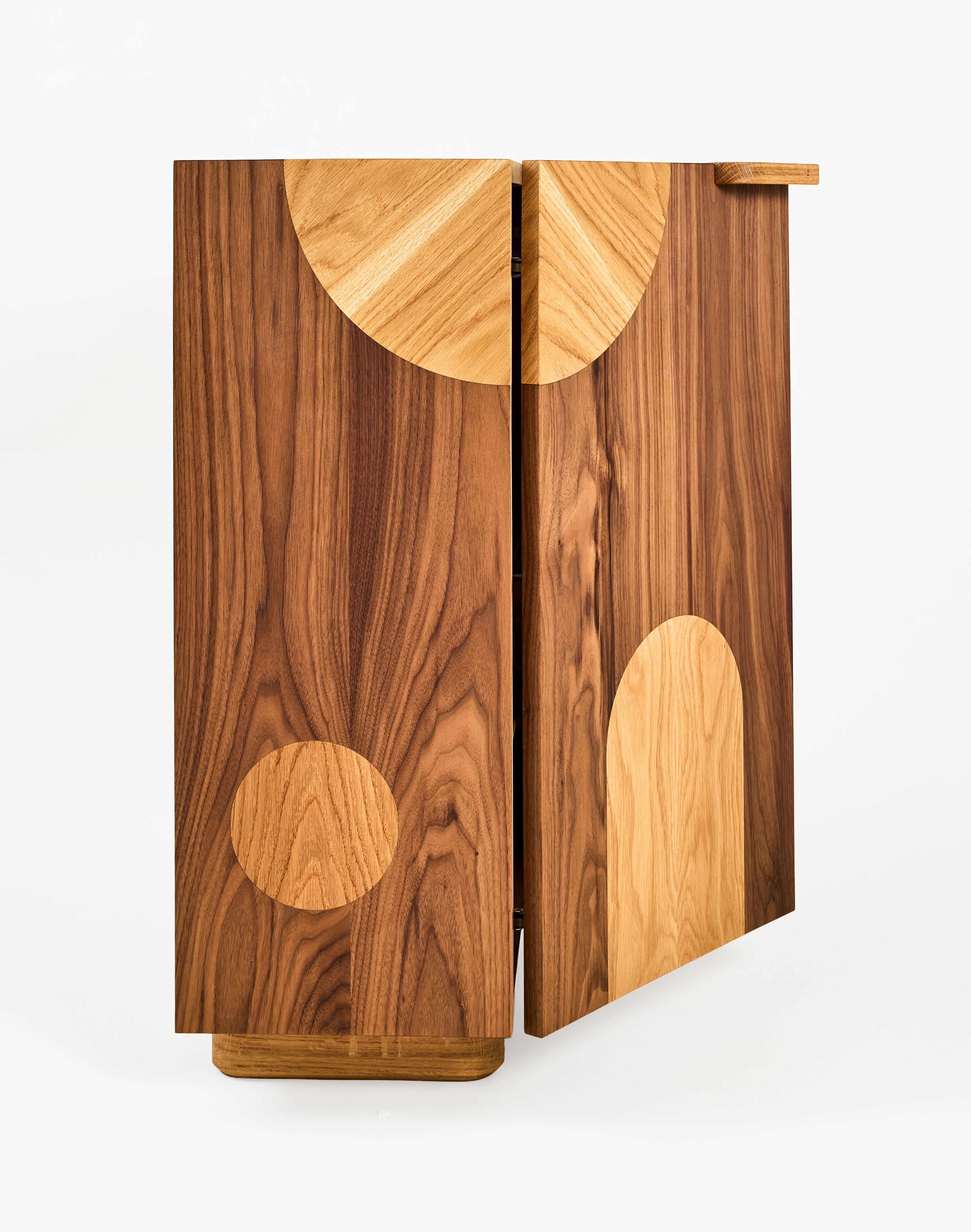 Intarsio Cabinet Jot - Cabinet grafico moderno in legno massiccio lavorato a mano con intarsi in legno massiccio in vendita