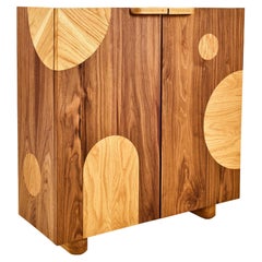 Armario Jot - Moderno Armario Gráfico Artesanal de Madera Maciza con Incrustaciones de Madera Maciza