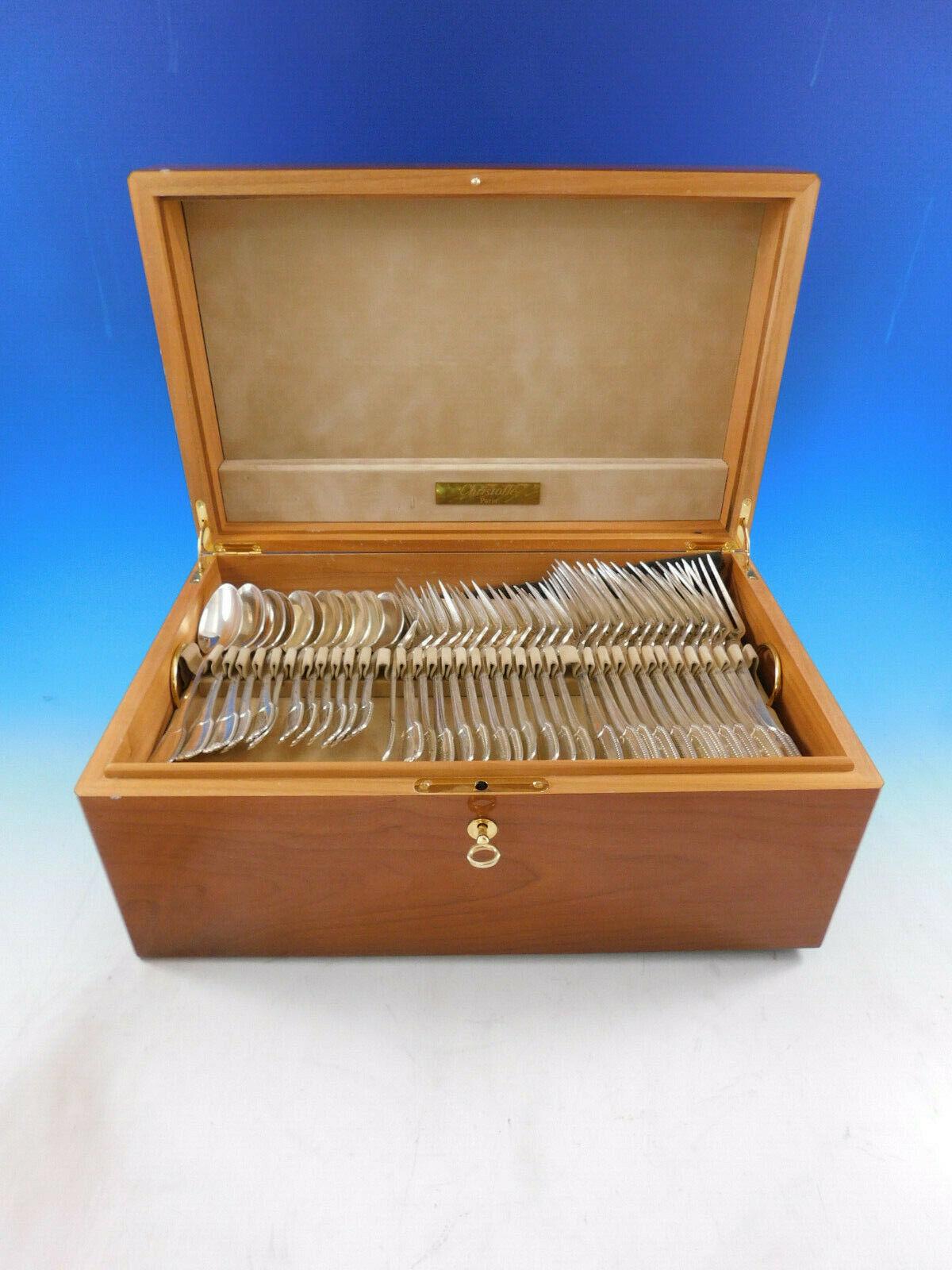 Con una dedicación a la perfección y la calidad, las creaciones de cubertería Christofle aúnan artesanía y técnica moderna, dando como resultado cuberterías que se transmiten de generación en generación.

Juego de Cubiertos de Plata de Ley Joubert