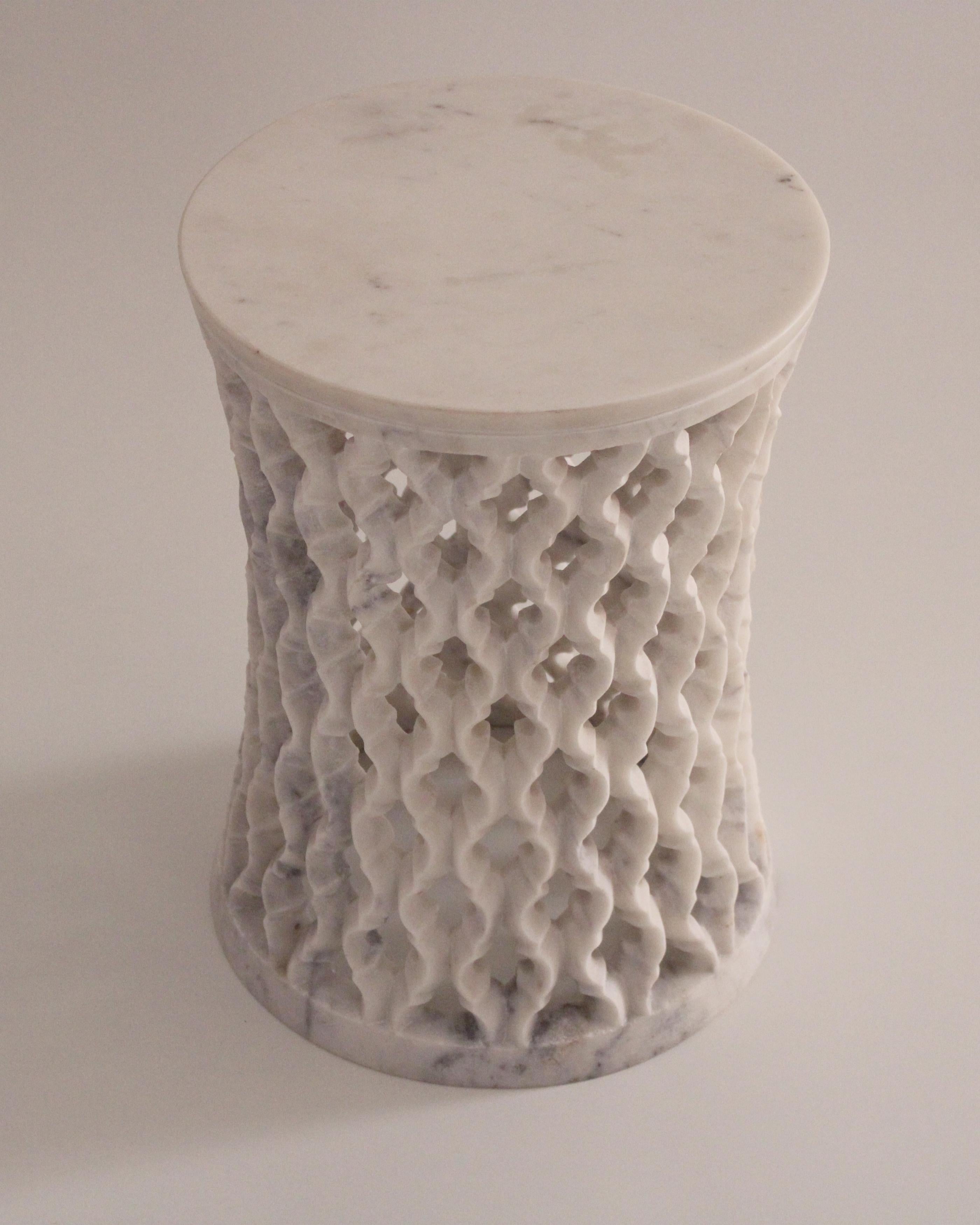Runder Tisch Jour Jali aus weißem Marmor von Paul Mathieu für Stephanie Odegard (Handgeschnitzt) im Angebot