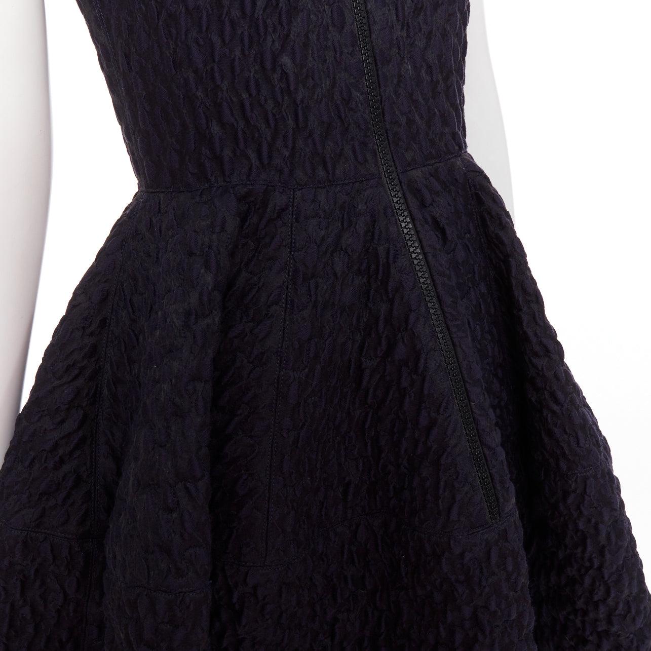 JOURDEN ANAIS Marineblau Schwarz Wollmischung Cloque Fit Flare Cocktailkleid FR38 M
Referenz: LAYU/A00085
Marke: Jourden
MATERIAL: Wolle, Gemisch
Farbe: Marineblau, Schwarz
Muster: Solide
Verschluss: Reißverschluss
Innenfutter: Schwarzer