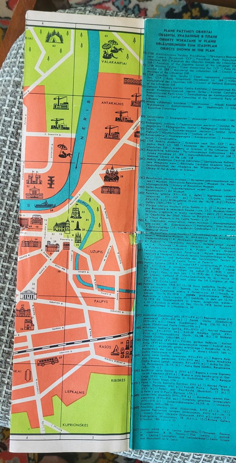 Journey through Time: Vintage Tourist Map of Vilnius, circa 1964 1j15 In Fair Condition In Bordeaux, FR