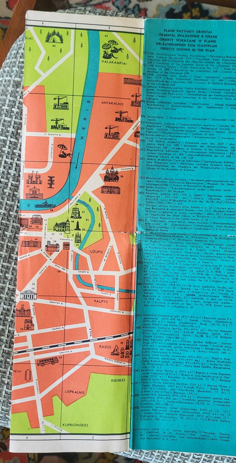Journey through Time: Vintage Tourist Map of Vilnius, circa 1964 1j15 In Fair Condition For Sale In Bordeaux, FR