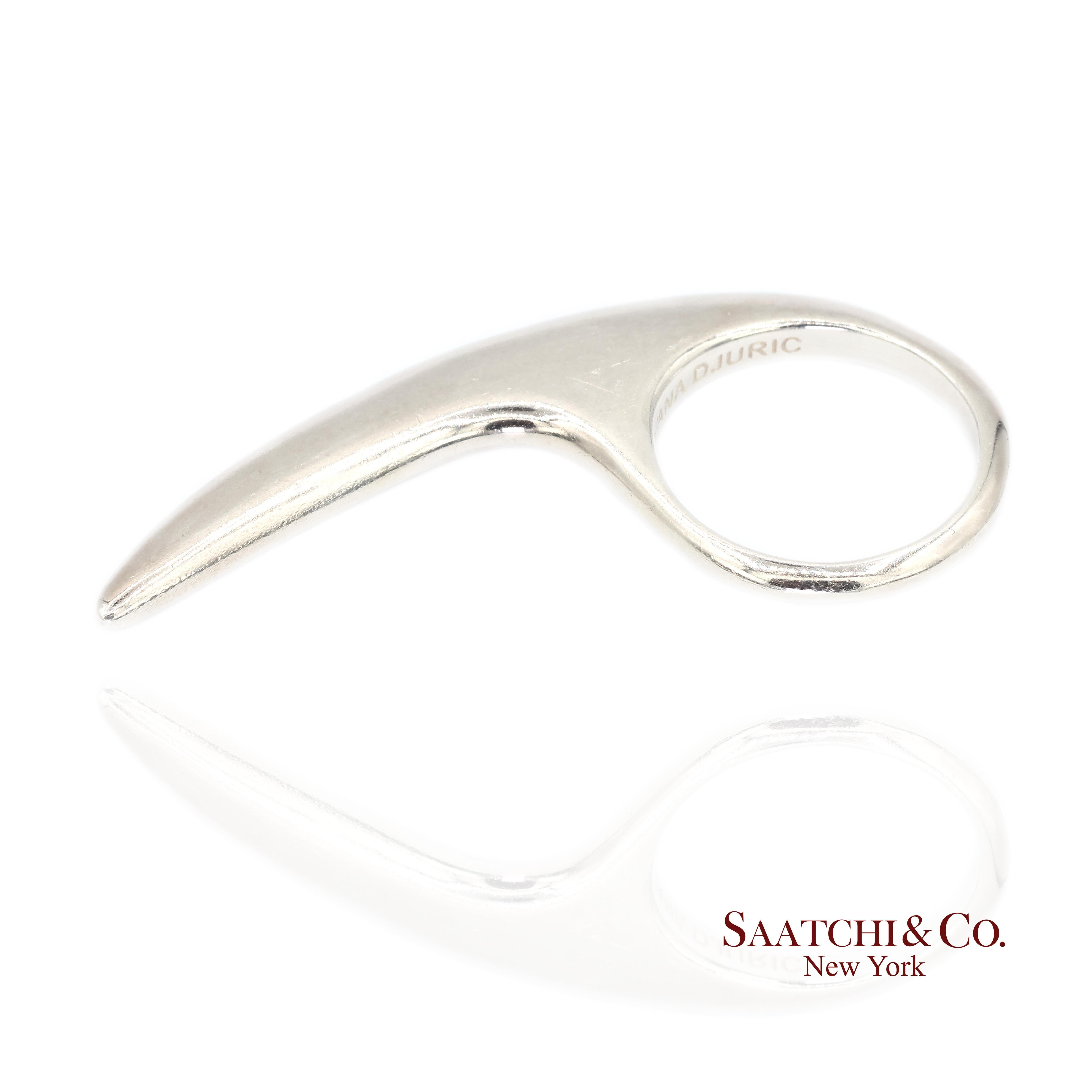 Jovana Djuric Handgeschnitzter Ring aus Sterlingsilber mit großer Scheibe

Metall Typ: Sterling Silber 950
Gesamtgewicht des Artikels: 13,4 Gramm
Ringgröße: 9.5 (veränderbar)
Abmessungen: Länge: 55,0 mm X Breite: 30,0 mm X Höhe: 4,0 mm

Der Ring