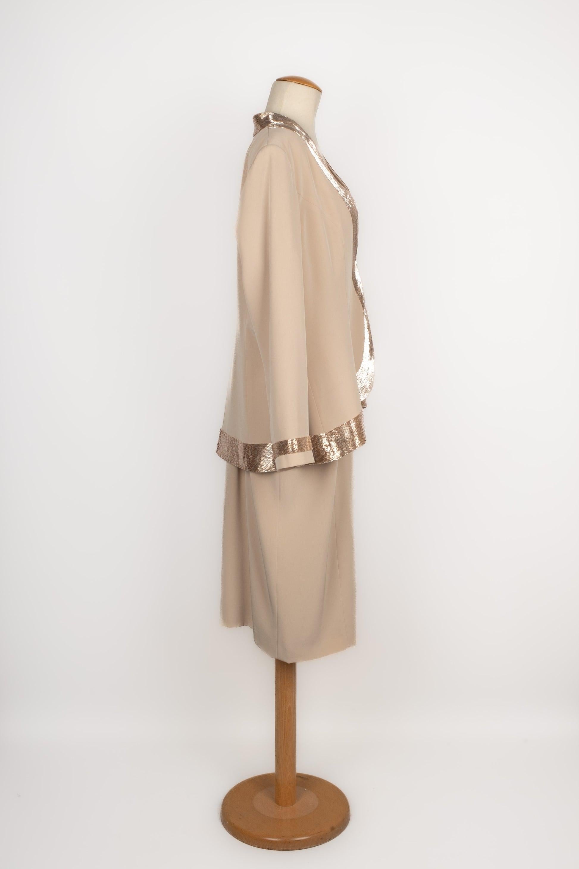 Jovani - Set in seta beige composto da una giacca e un abito senza maniche, ricamato con perle. Non è indicata la taglia, ma si adatta a un 40FR/42FR.

Informazioni aggiuntive:
Condizioni: Ottime condizioni
Dimensioni: Giacca: Larghezza spalle: 44