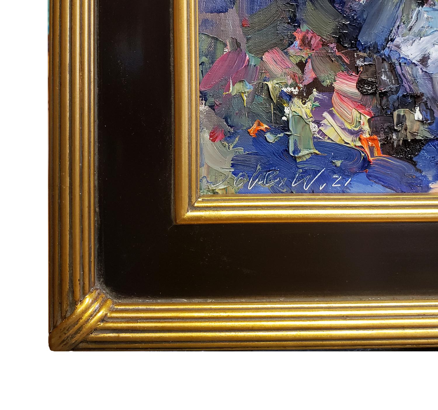 Französische blaue Vase mit Blumenmuster (Grau), Still-Life Painting, von Jove Wang