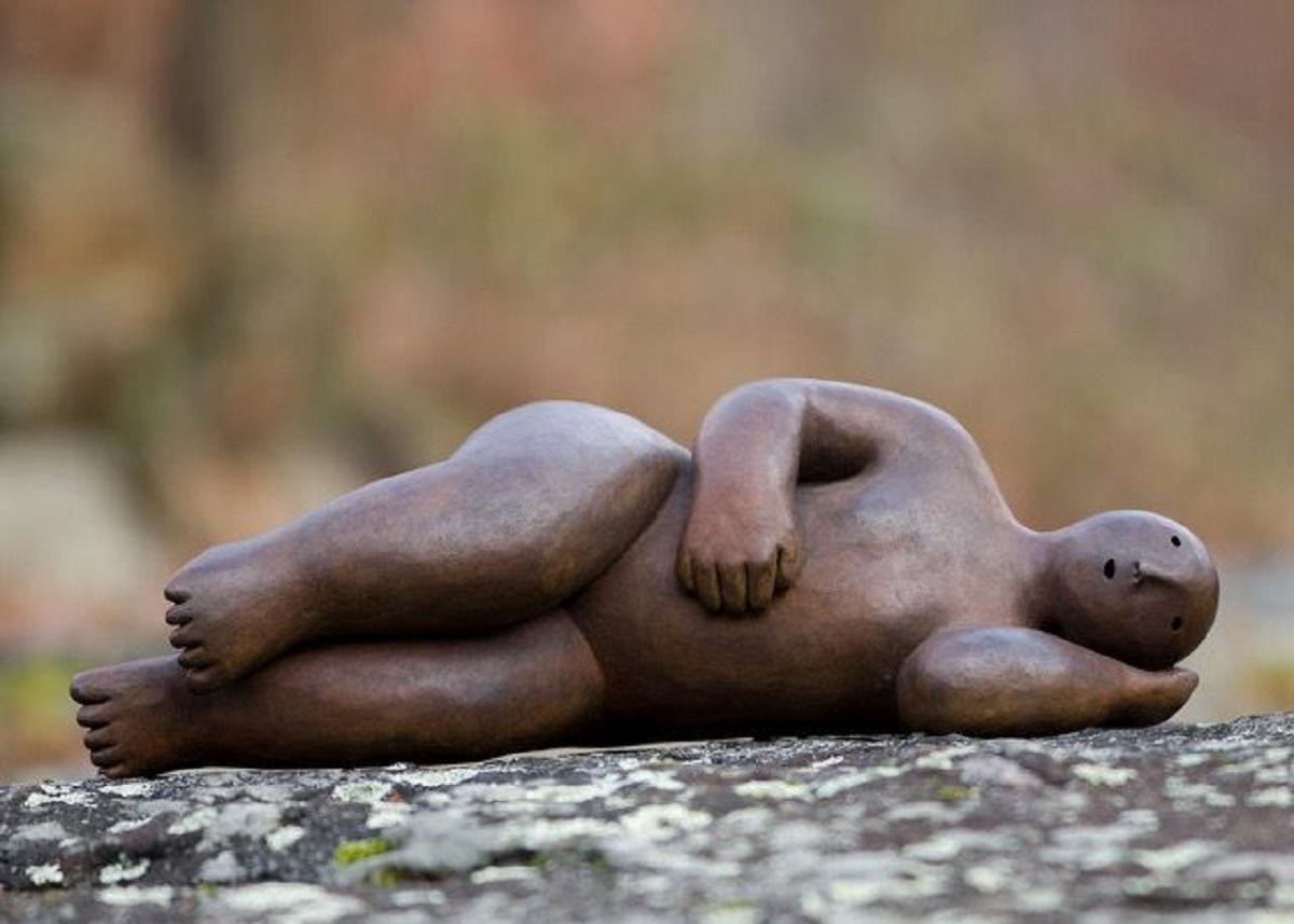 Joy Brown Figurative Sculpture – Liegestuhl an der Seite