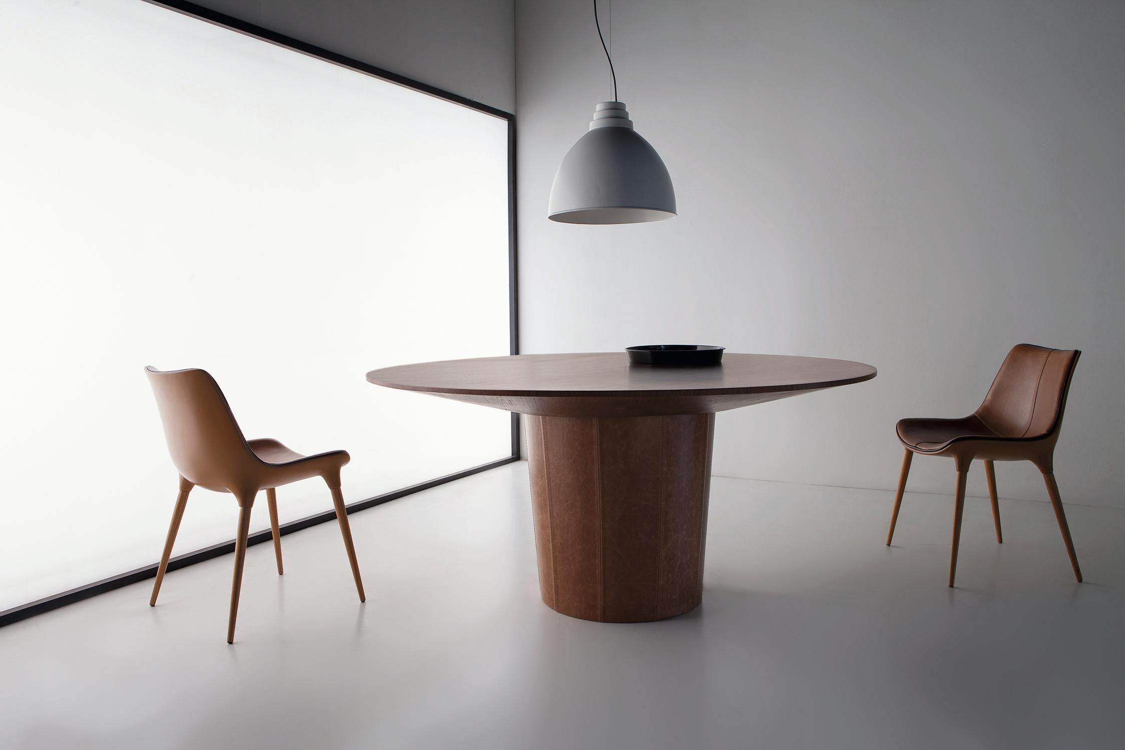 Joy Dining Table by Doimo Brasil
Dimensions: D 160 x H 75 cm 
Materials: Base: Natural Leather, Top: Veneer. 



With the intention of providing good taste and personality, Doimo deciphers trends and follows the evolution of man and his space. To