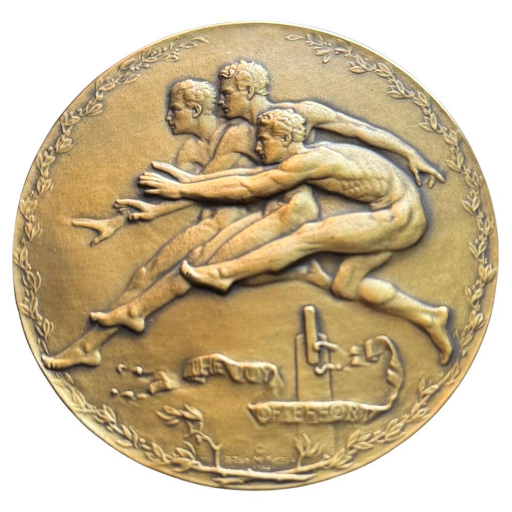 "Joy of Effort", superbo fermacarte/medaglia in bronzo con atleti maschi nudi, 1912 in vendita