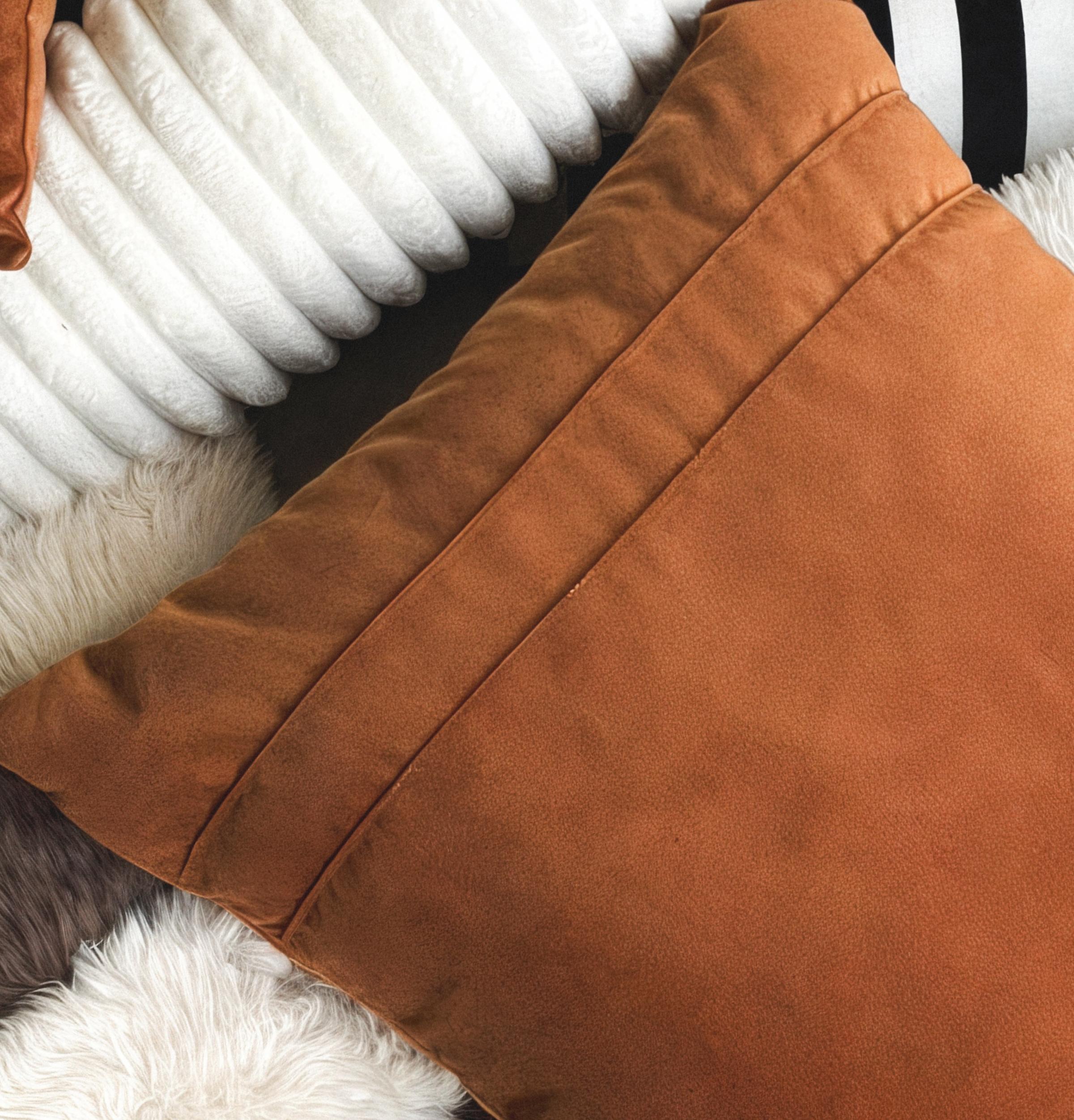 Con la sua massa orizzontale e la sua struttura a tre gambe, il pezzo Blok stabilisce un senso di equilibrio all'interno dello spazio. Le sue proporzioni scultoree e le linee pulite le conferiscono una tranquilla presenza architettonica, conferendo