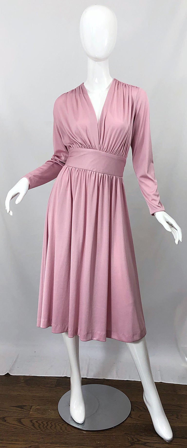 Chic 1970s JOY STEVENS pink / mauve long sleeve jersey dress! Perfectly cut v-neck reveals just the right amount of cleavage. Simply slips over the head and ties in the back to fit an array of sizes. Soft jersey fabric stretches to fit. Can easily
