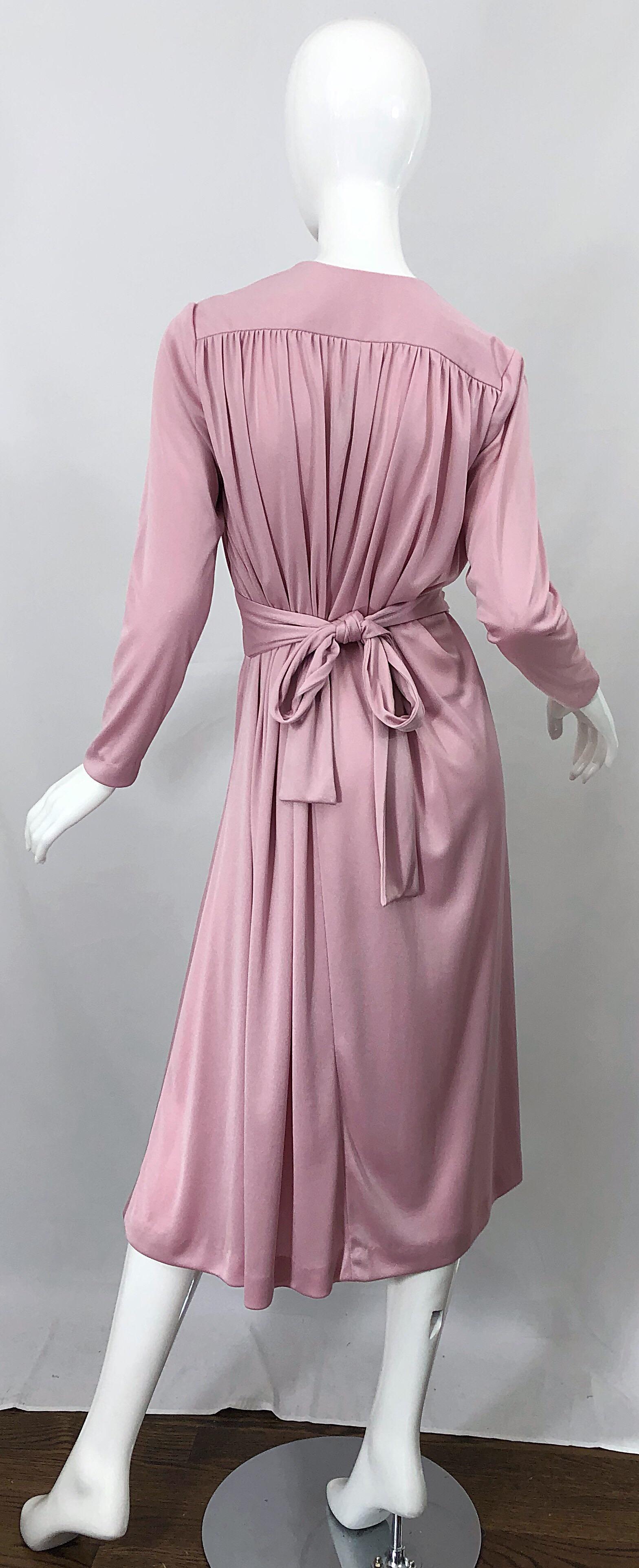 Joy Stevens 1970er Jahre Rosa Mauve Staubrosa Langarm Disco Vintage 70er Jahre Kleid im Zustand „Hervorragend“ im Angebot in San Diego, CA