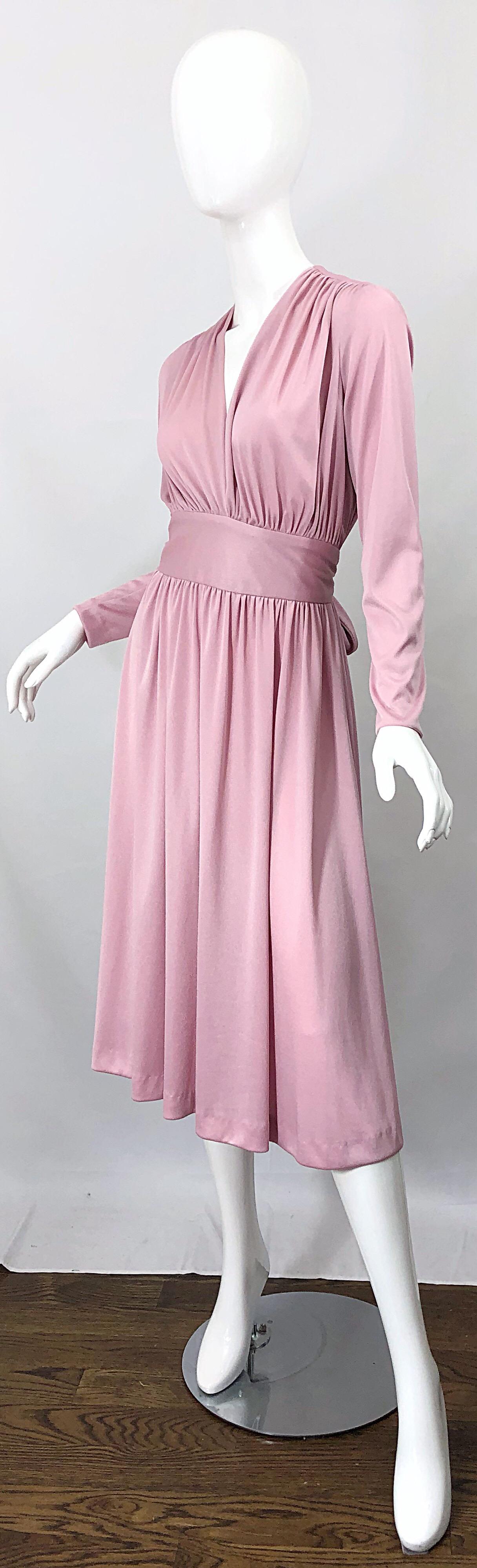 Joy Stevens 1970er Jahre Rosa Mauve Staubrosa Langarm Disco Vintage 70er Jahre Kleid Damen im Angebot