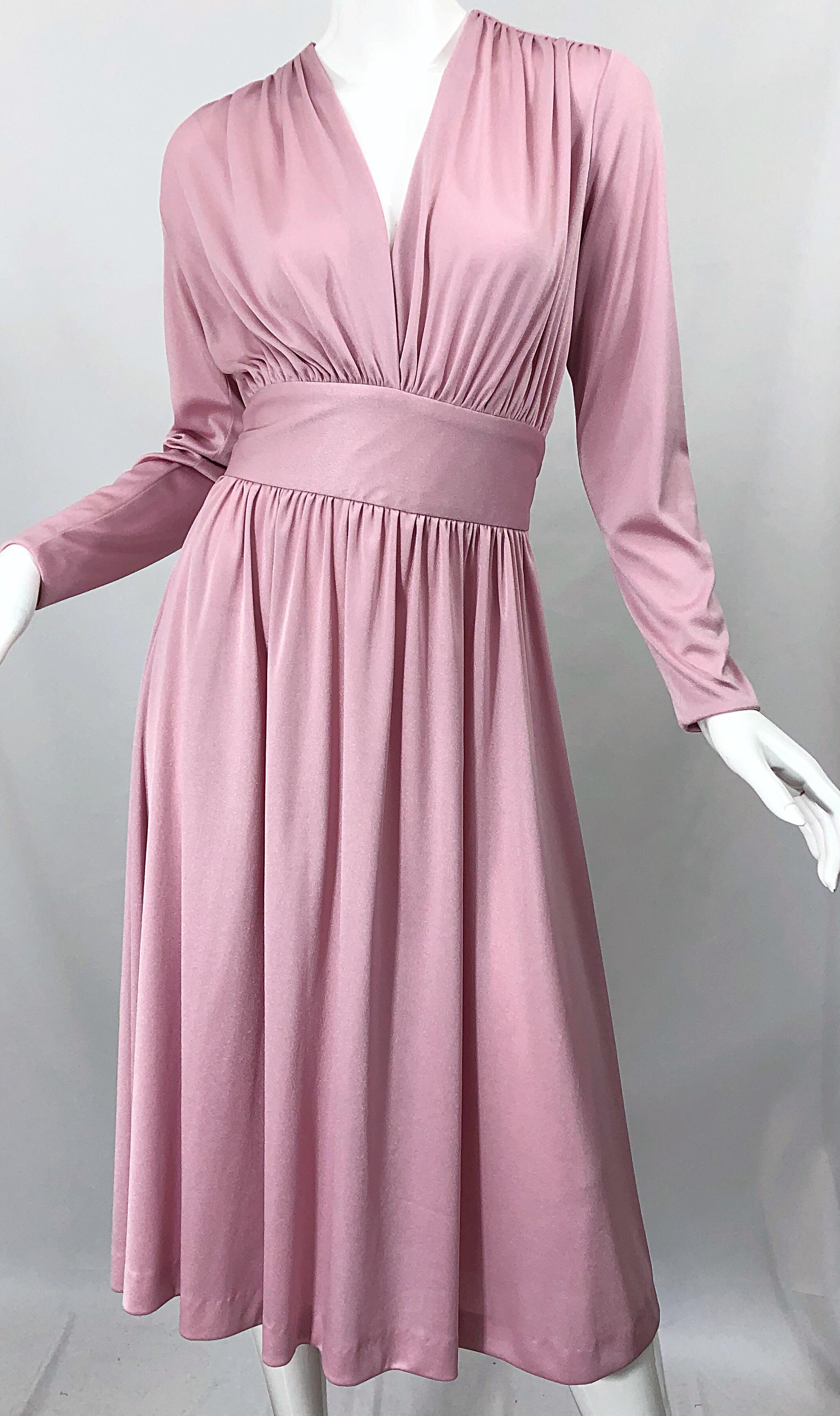 Joy Stevens 1970er Jahre Rosa Mauve Staubrosa Langarm Disco Vintage 70er Jahre Kleid im Angebot 1