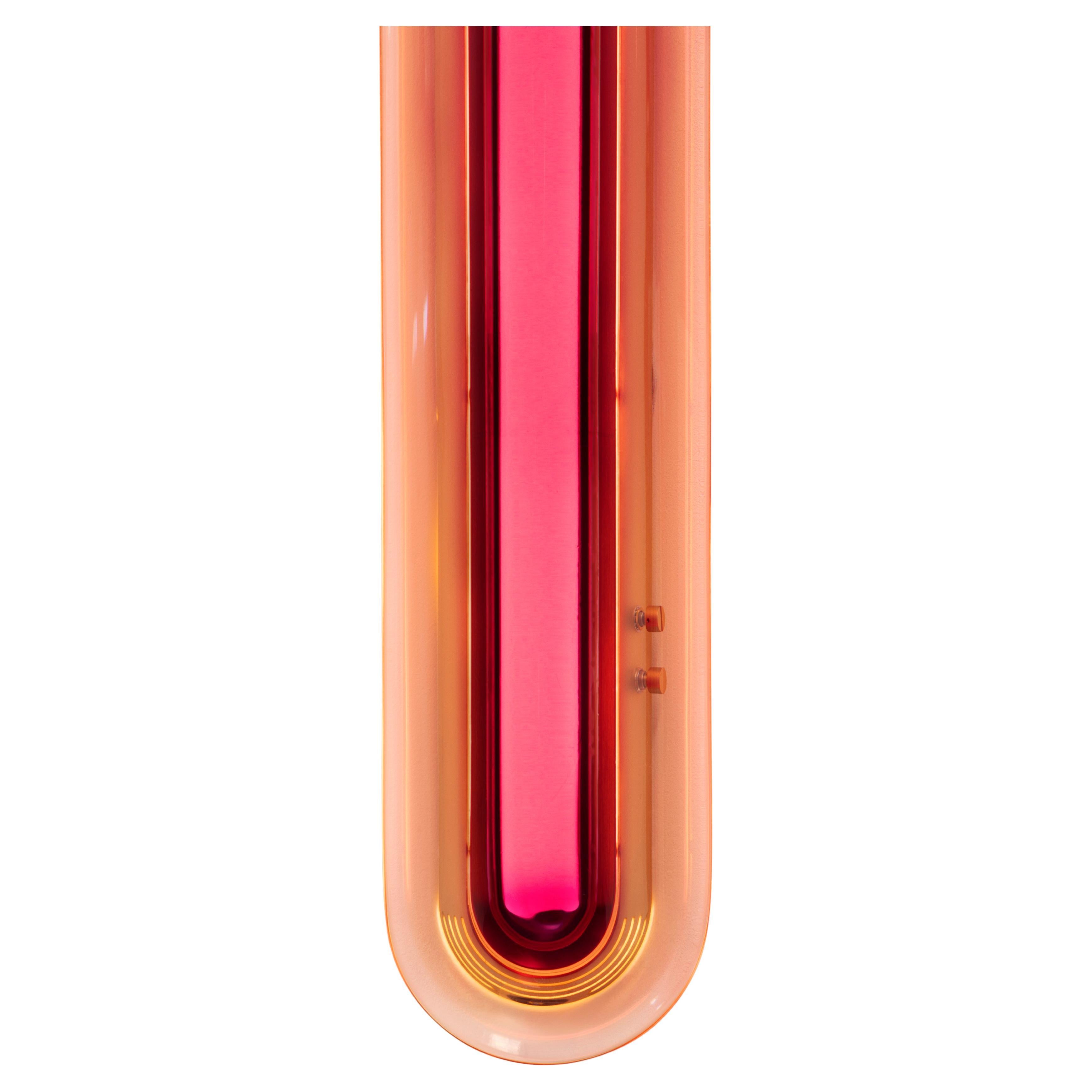 S'inspirant de l'ère spatiale, l'applique Joy apparaît comme une sculpture lumineuse qui attire le regard. Ses couleurs vibrantes sont méticuleusement fabriquées à la main dans notre atelier en superposant de la résine époxy pour obtenir des teintes