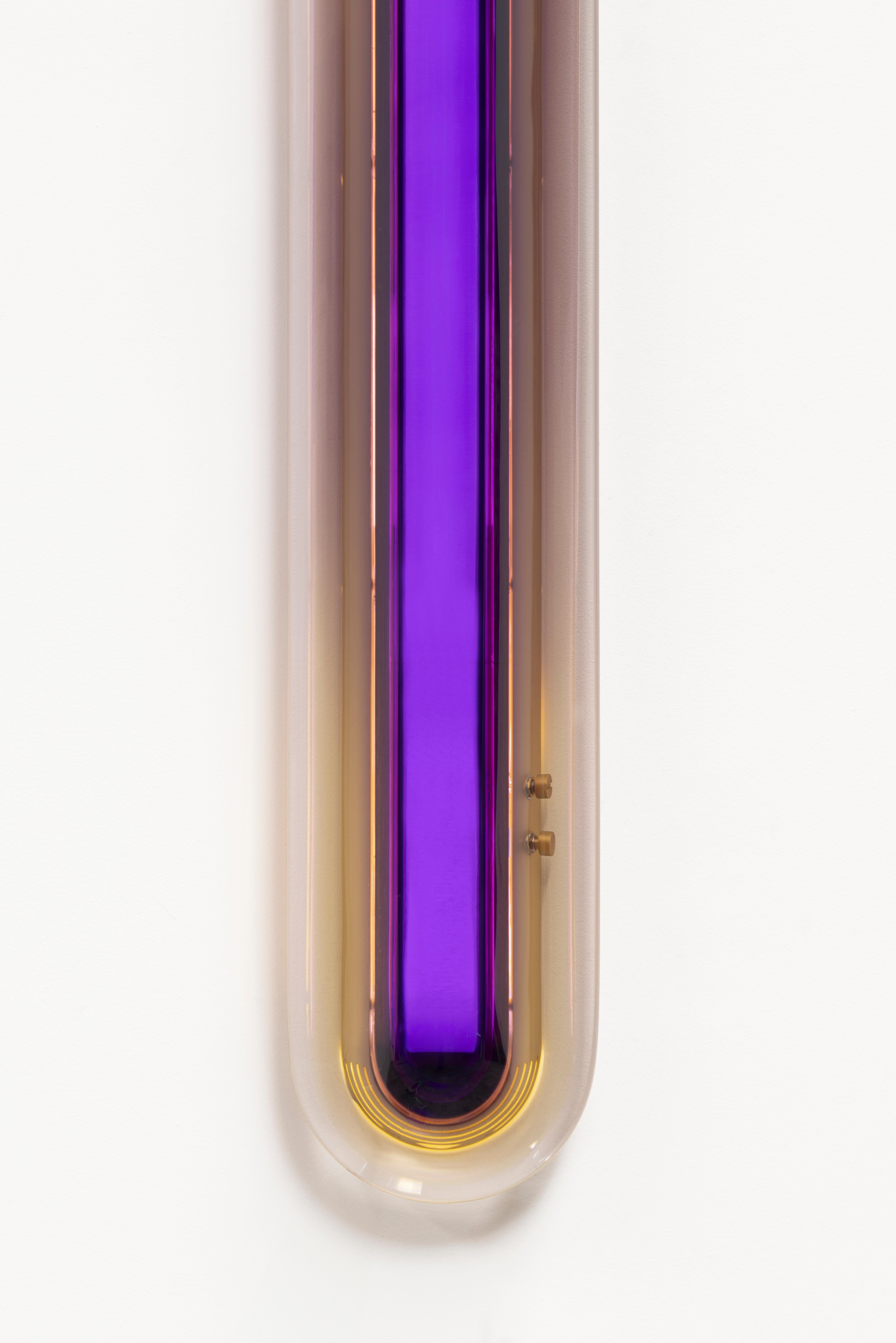 Inspirándose en la Era Espacial, el aplique Joy surge como una llamativa escultura luminosa. Sus vibrantes colores se elaboran meticulosamente a mano en nuestro taller mediante capas de resina epoxi para obtener tonalidades siempre únicas que
