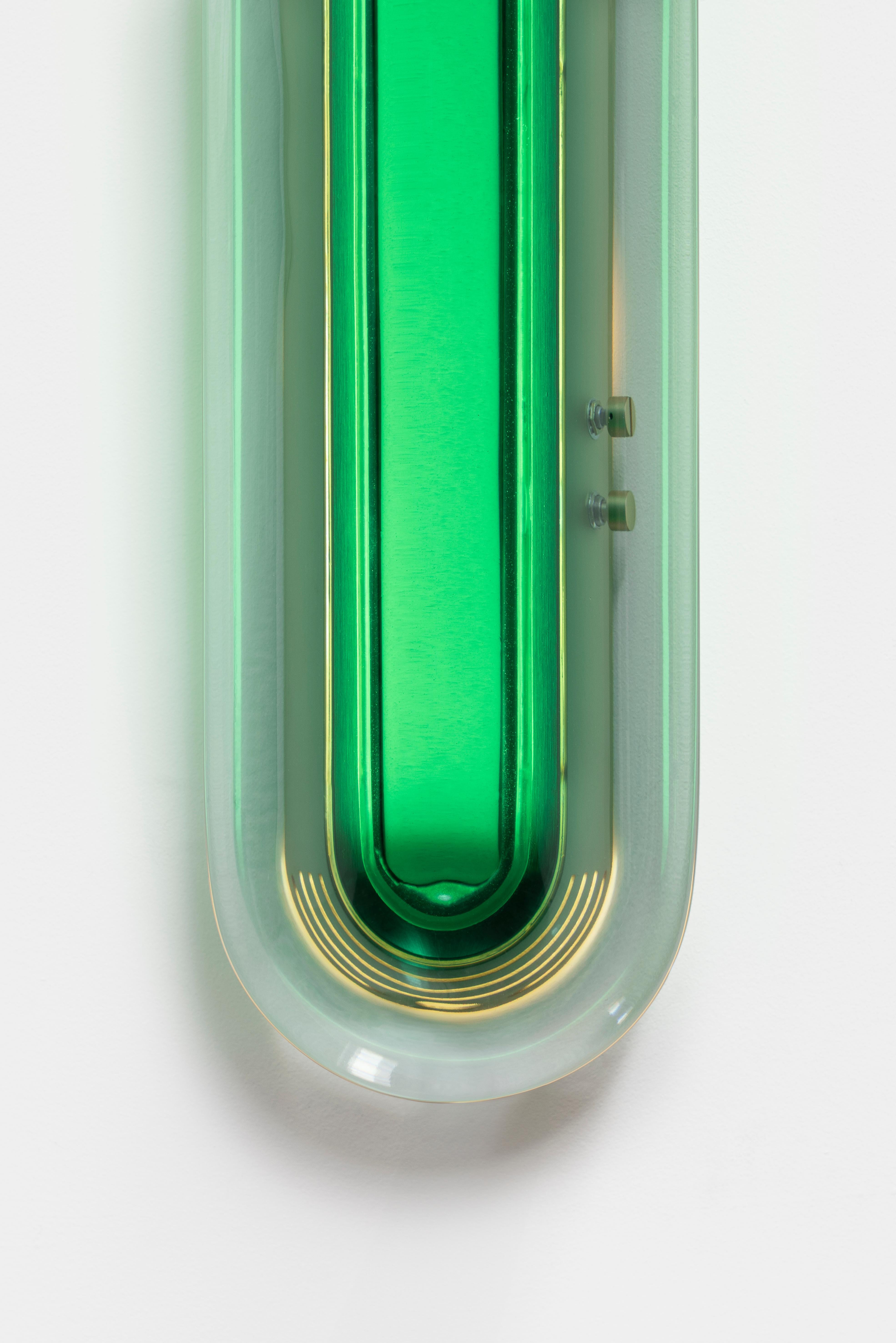 S'inspirant de l'ère spatiale, l'applique Joy apparaît comme une sculpture lumineuse qui attire le regard. Ses couleurs vibrantes sont méticuleusement fabriquées à la main dans notre atelier en superposant de la résine époxy pour obtenir des teintes