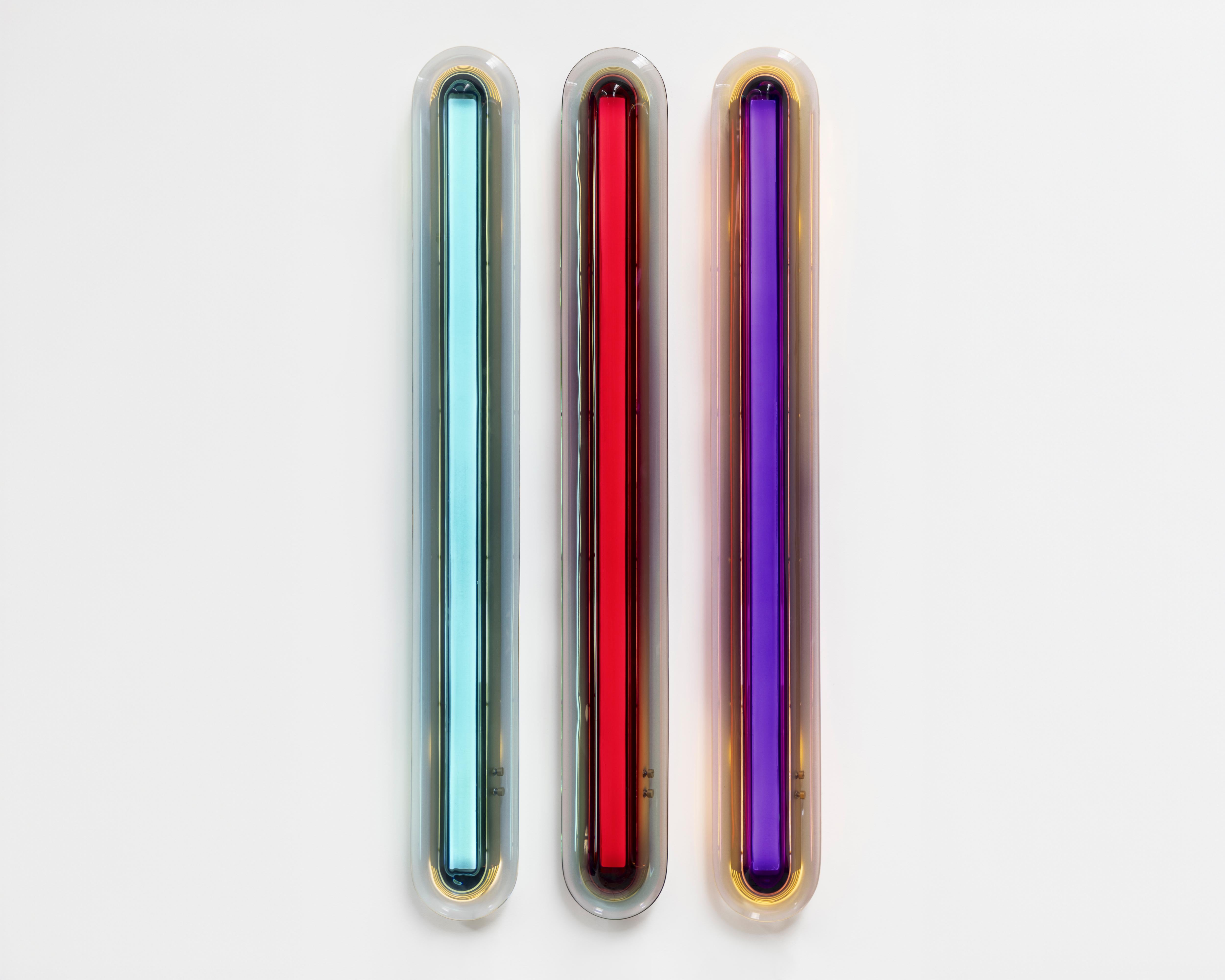 S'inspirant de l'ère spatiale, l'applique Joy apparaît comme une sculpture lumineuse qui attire le regard. Ses couleurs vibrantes sont méticuleusement fabriquées à la main dans notre atelier en superposant de la résine époxy pour obtenir des teintes