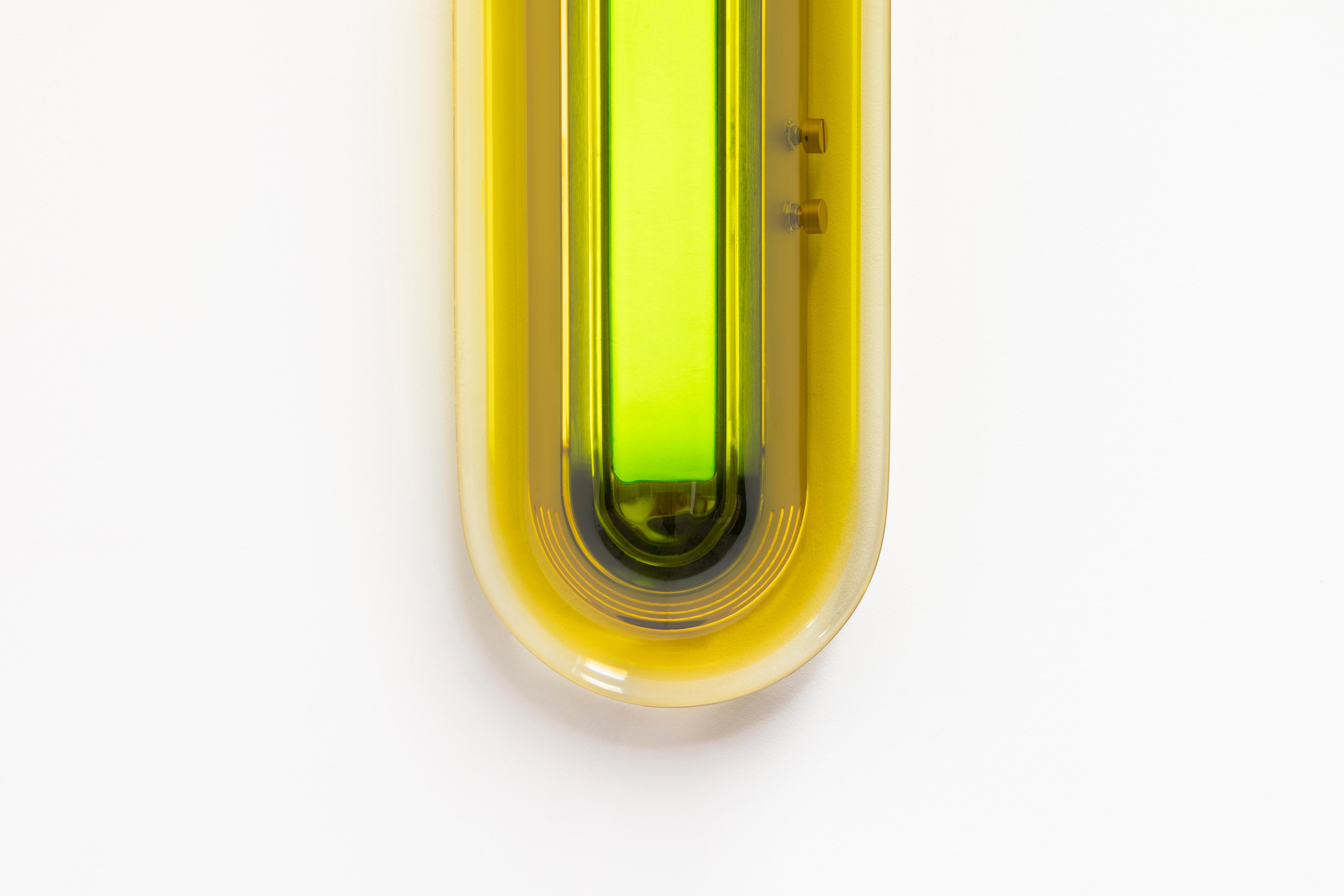 S'inspirant de l'ère spatiale, l'applique Joy apparaît comme une sculpture lumineuse qui attire le regard. Ses couleurs vibrantes sont méticuleusement fabriquées à la main dans notre atelier en superposant de la résine époxy pour obtenir des teintes