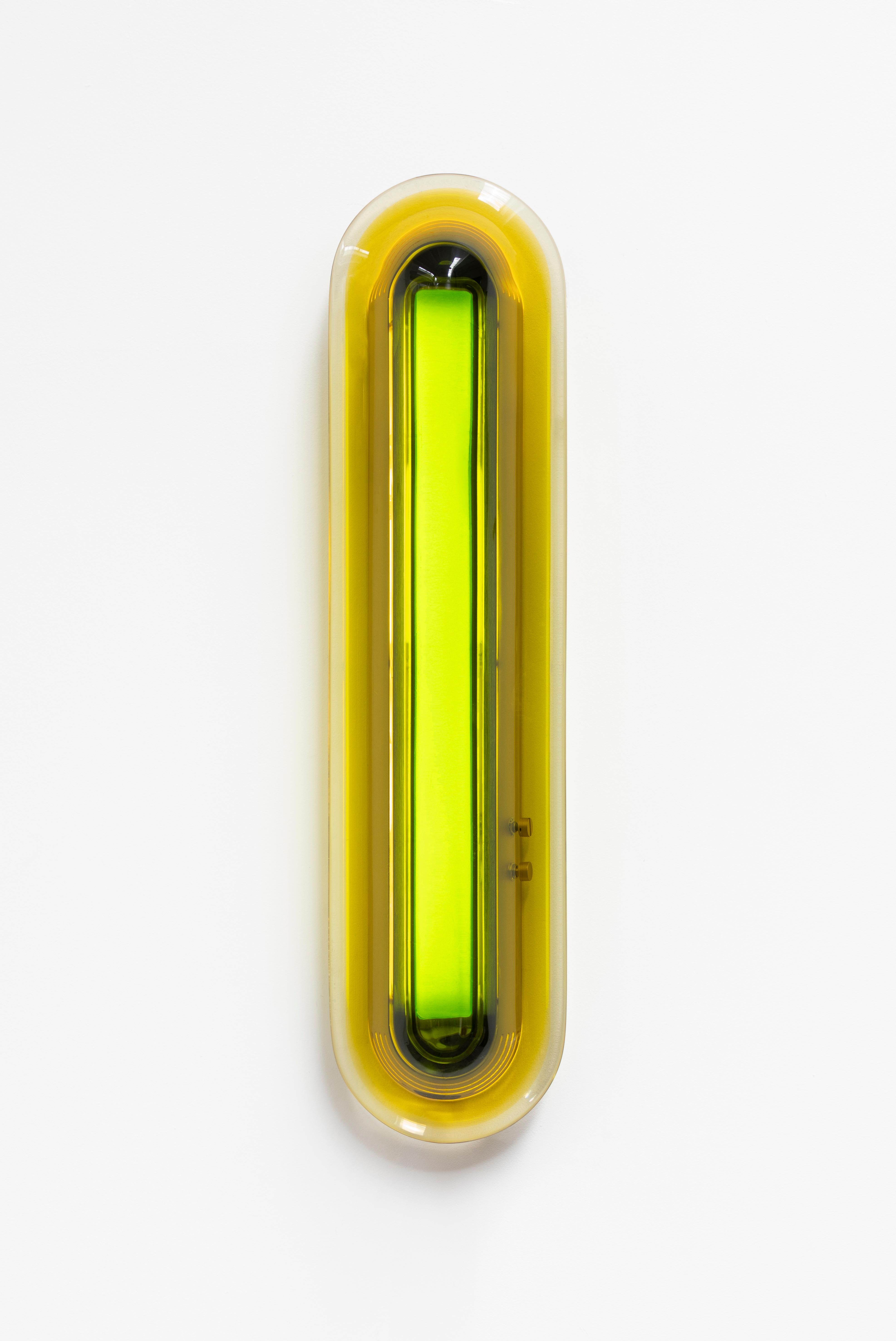 S'inspirant de l'ère spatiale, l'applique Joy apparaît comme une sculpture lumineuse qui attire le regard. Ses couleurs vibrantes sont méticuleusement fabriquées à la main dans notre atelier en superposant de la résine époxy pour obtenir des teintes