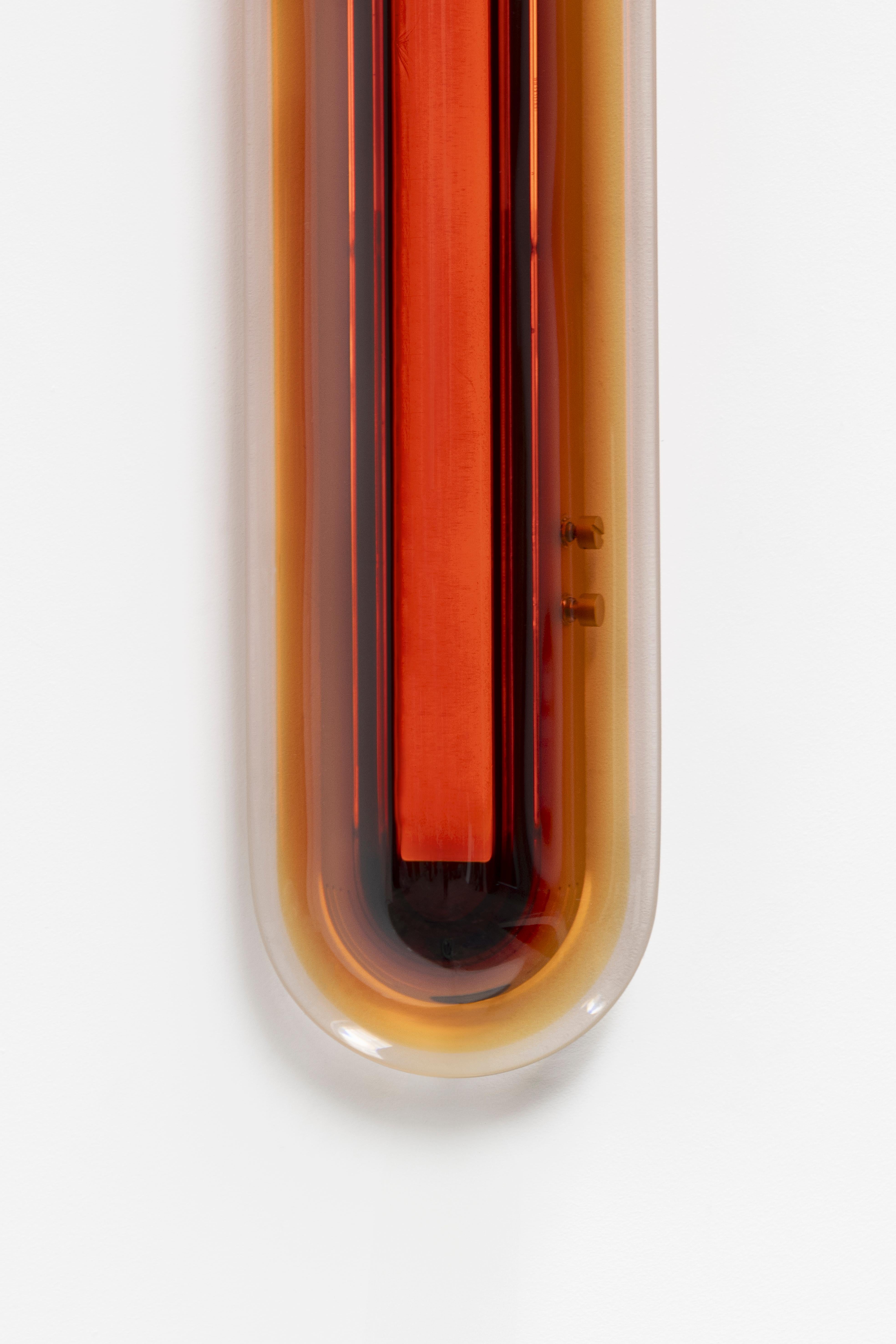 S'inspirant de l'ère spatiale, l'applique Joy apparaît comme une sculpture lumineuse qui attire le regard. Ses couleurs vibrantes sont méticuleusement fabriquées à la main dans notre atelier en superposant de la résine époxy pour obtenir des teintes