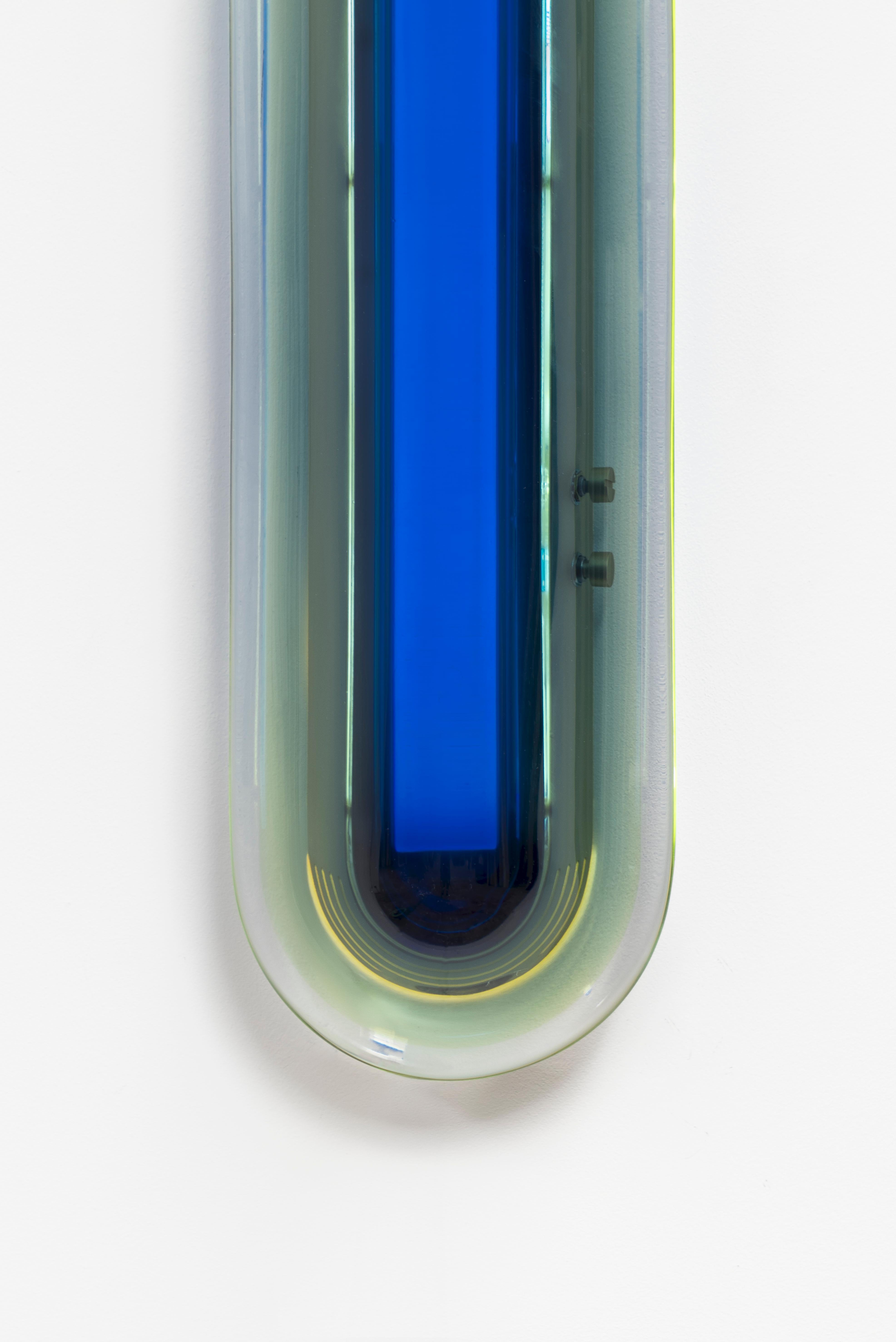 S'inspirant de l'ère spatiale, l'applique Joy apparaît comme une sculpture lumineuse qui attire le regard. Ses couleurs vibrantes sont méticuleusement fabriquées à la main dans notre atelier en superposant de la résine époxy pour obtenir des teintes
