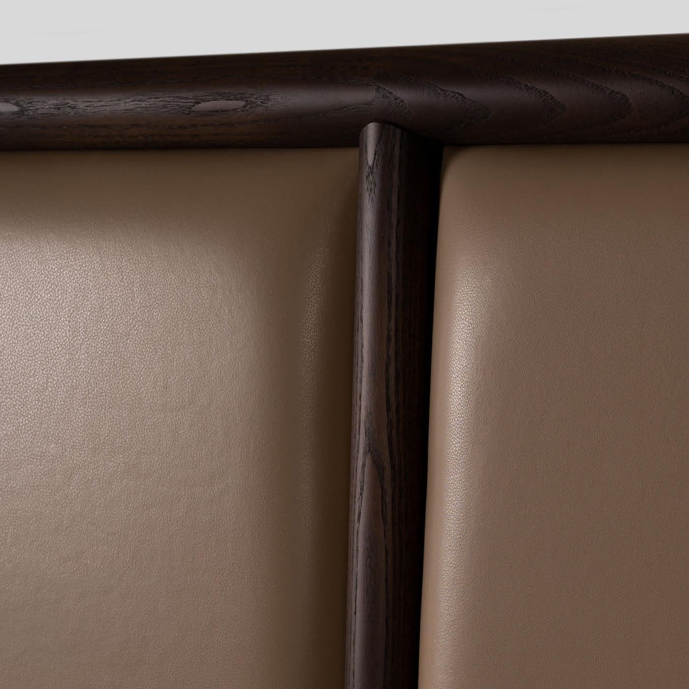Mit den für den zeitgenössischen Designer Libero Rutilo typischen schlanken und klaren Linien von zeitloser Raffinesse setzt dieses Bett einen kühnen und eleganten Akzent in einem modernen Schlafzimmer. Die Struktur besteht aus Eschenholz, das auf