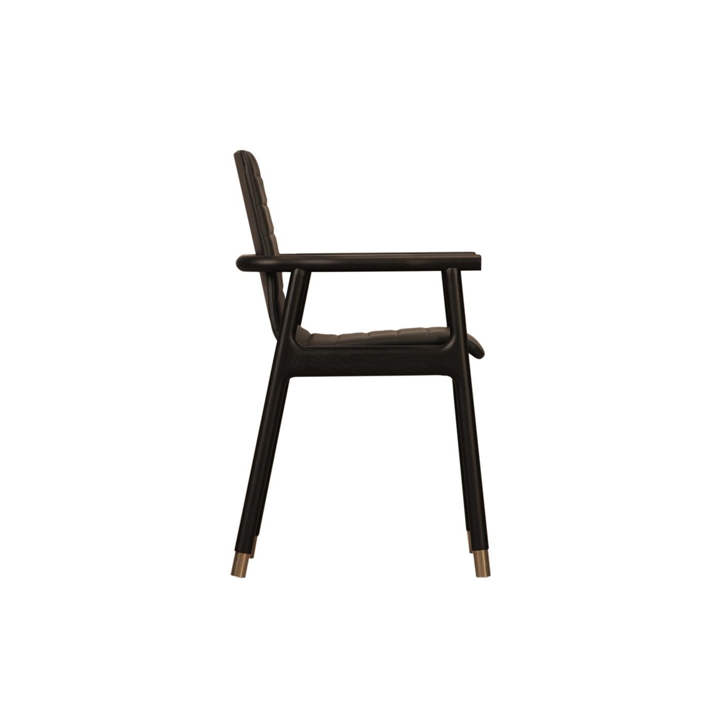 Dieser geschliffene Sessel ist eine Synthese aus Komfort und Raffinesse. Das Gestell aus schwarz lackiertem Eschenholz besteht aus vier leicht geneigten Beinen, die den gepolsterten Sitz und die Rückenlehne tragen, die beide mit einer Polsterung mit