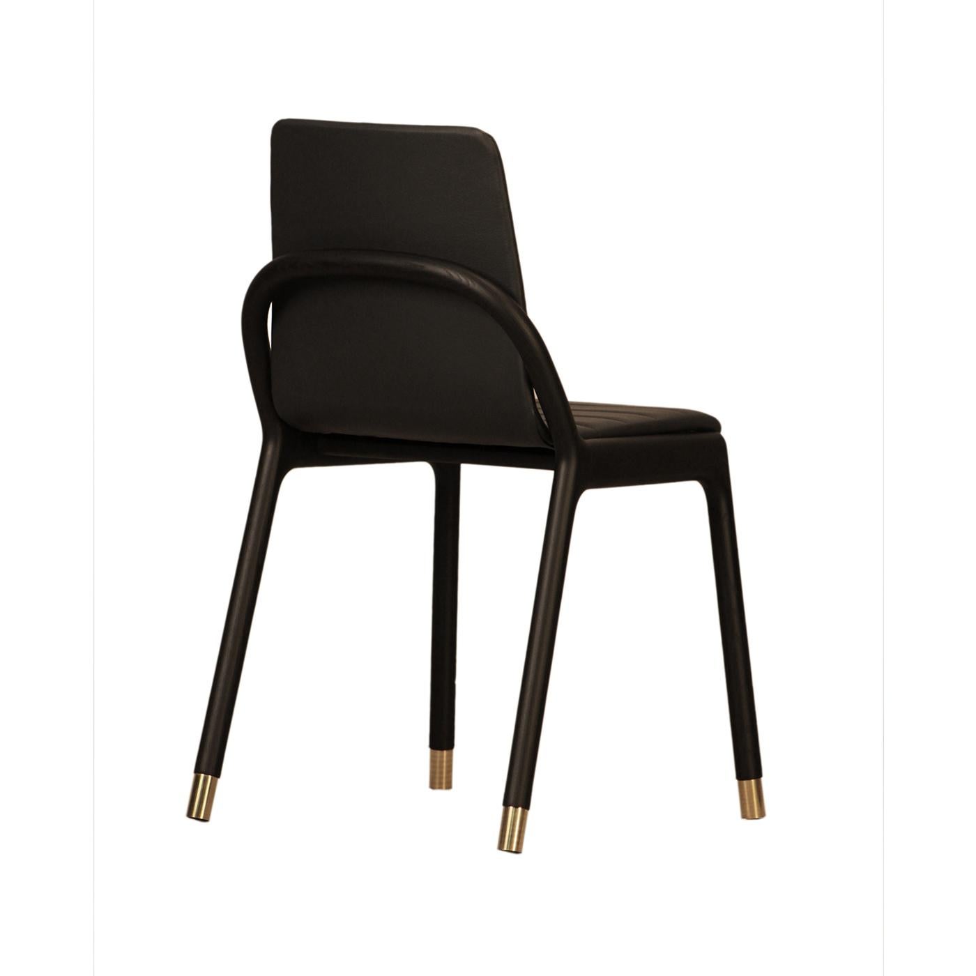 A skillful balance of straight and curved lines distinguishes the sophisticated design of this chair. The ash frame showcases a black finish and features slightly inclined legs. Great comfort is offered by the padding of seat and backrest,
