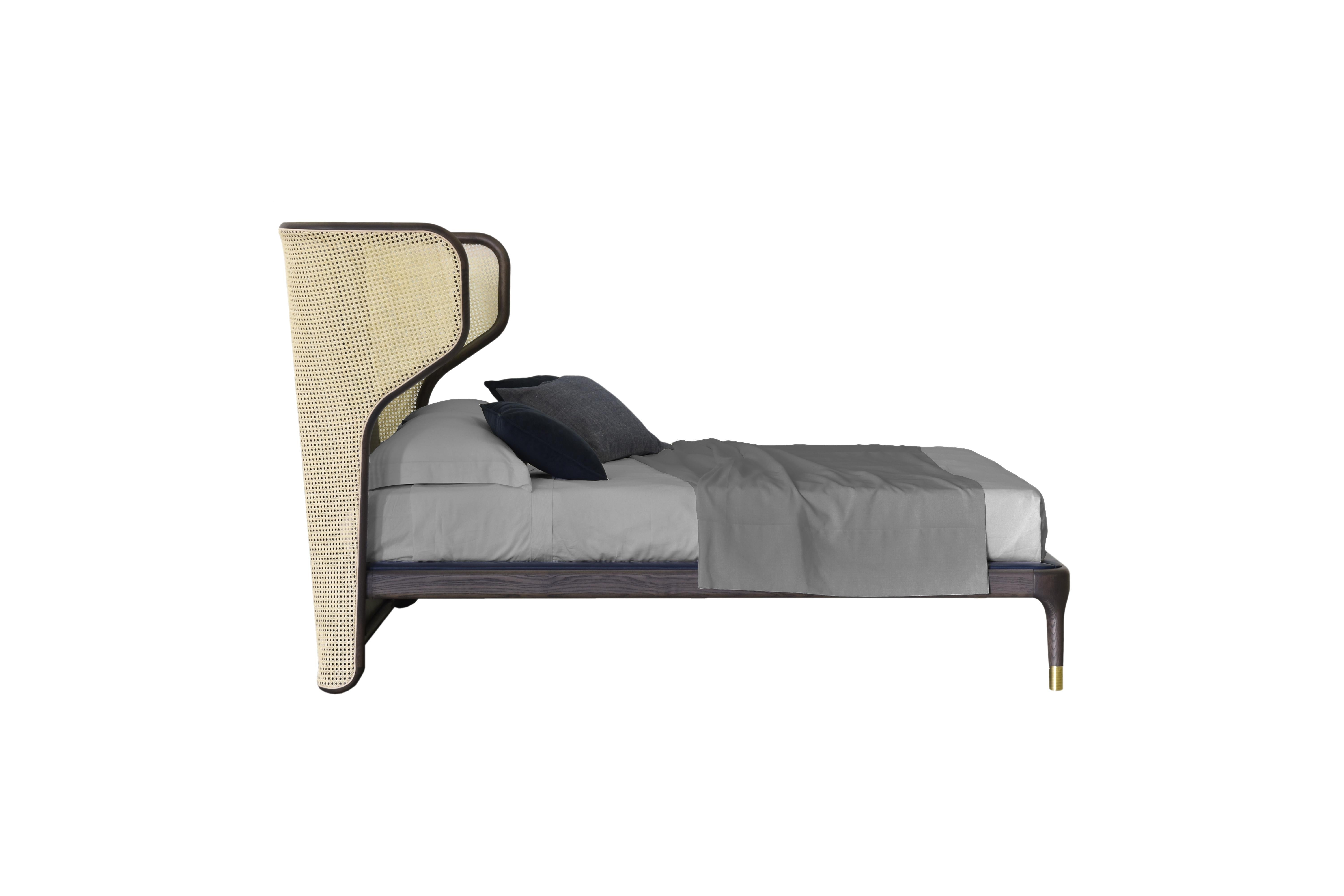 Joyce by Morelato, Cama de madera de fresno y paja, con cabecero tapizado 1