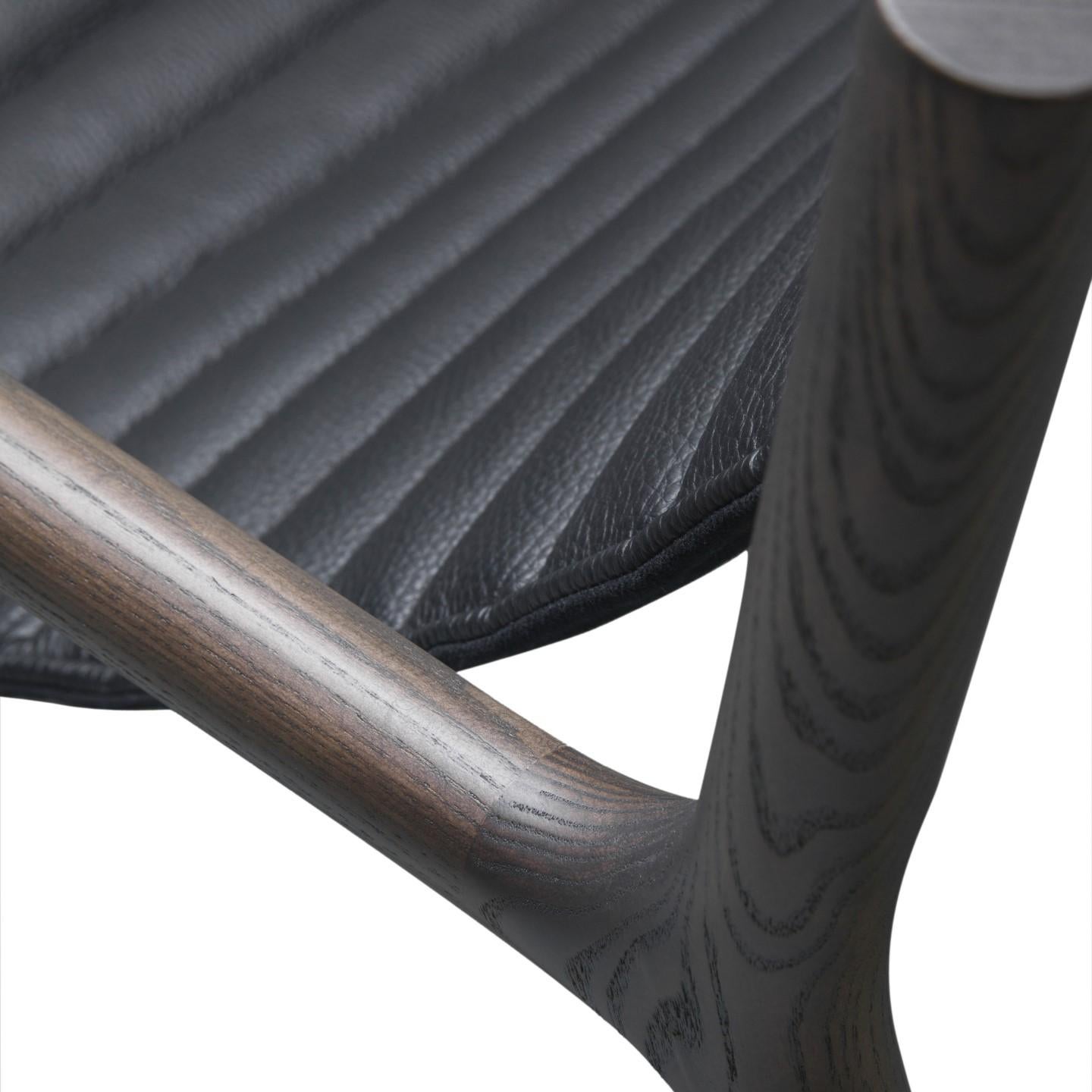 Niedriger Sessel Joyce im zeitgenössischen Stil aus Eschenholz mit ledergetuftetem Sitz und Messingspitzen.
Entworfen von Libero Rutilo.
Abmessungen: L 69, B 82, H 69 cm.